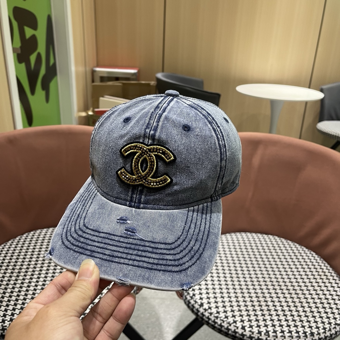 CHANEL香奈儿新款🆕牛仔蓝复古款式棒球帽🧢🔸 节假日旅游带它出去美美哒❕  中古款哟.这种帽子不容易