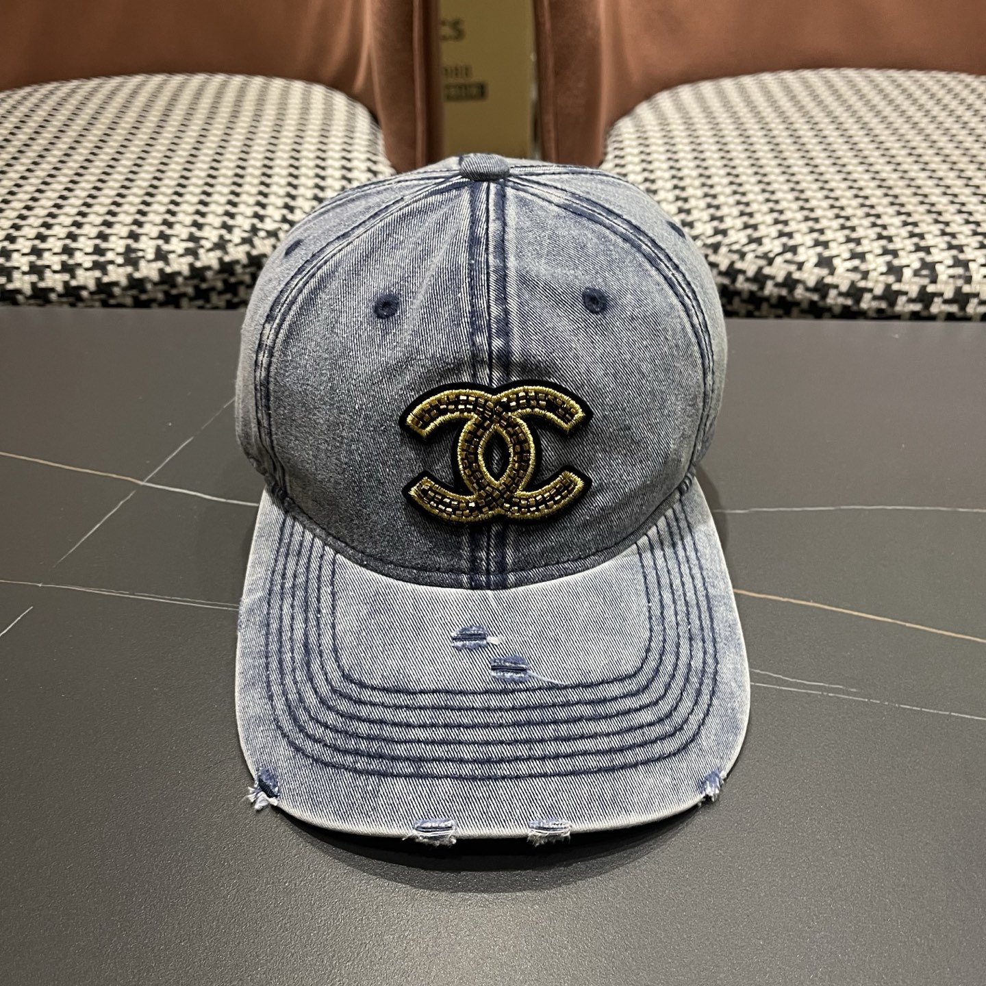 CHANEL香奈儿新款🆕牛仔蓝复古款式棒球帽🧢🔸 节假日旅游带它出去美美哒❕  中古款哟.这种帽子不容易