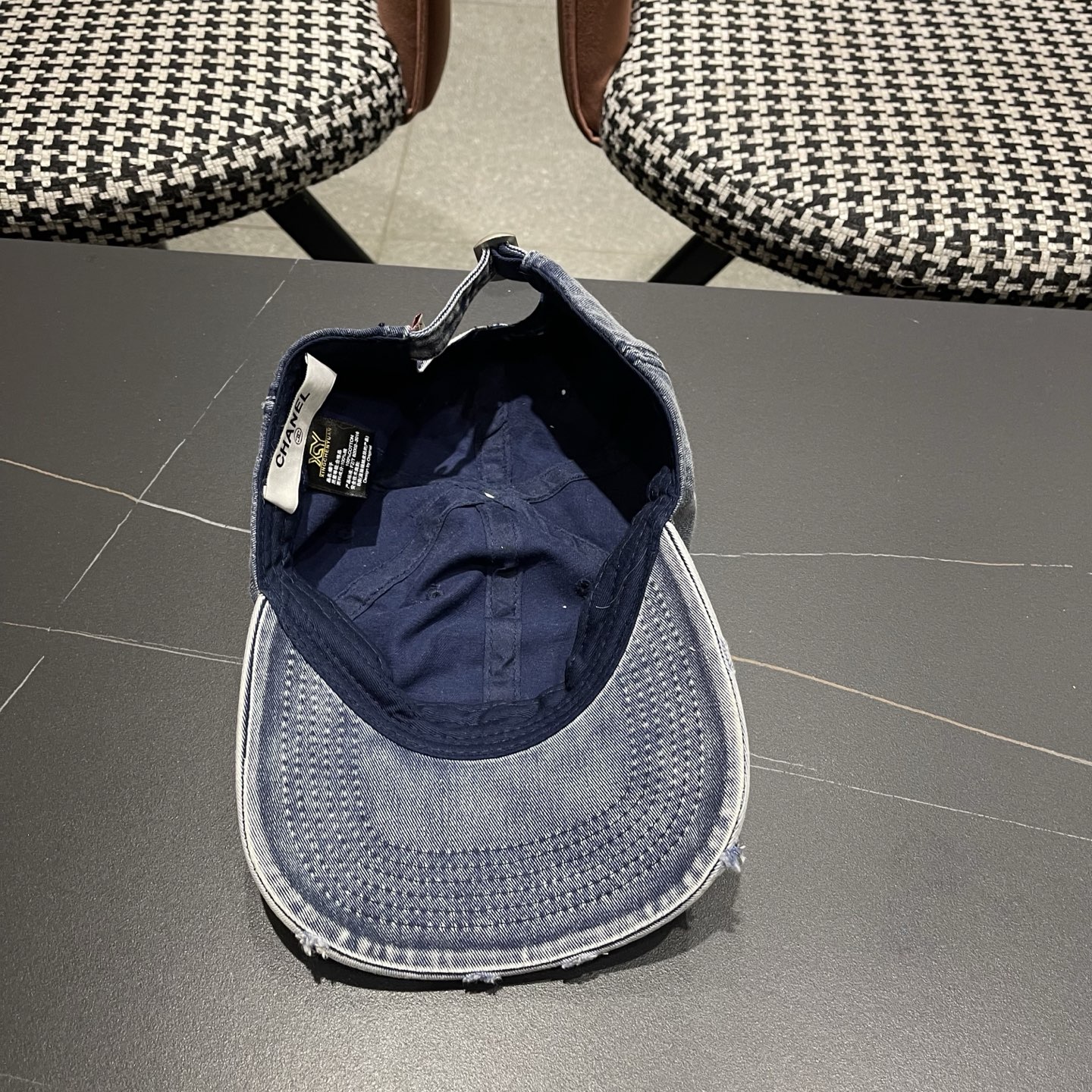 CHANEL香奈儿新款🆕牛仔蓝复古款式棒球帽🧢🔸 节假日旅游带它出去美美哒❕  中古款哟.这种帽子不容易