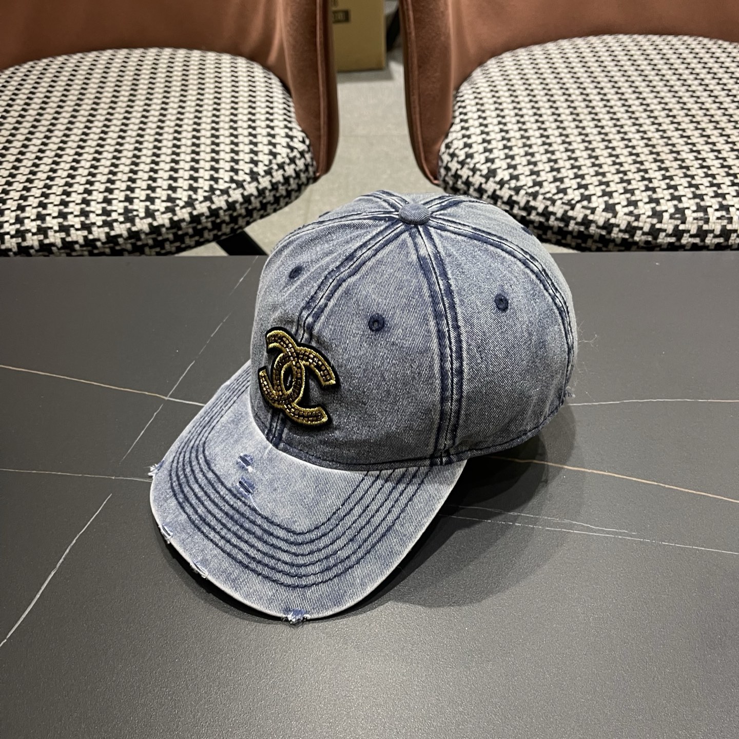 CHANEL香奈儿新款🆕牛仔蓝复古款式棒球帽🧢🔸 节假日旅游带它出去美美哒❕  中古款哟.这种帽子不容易
