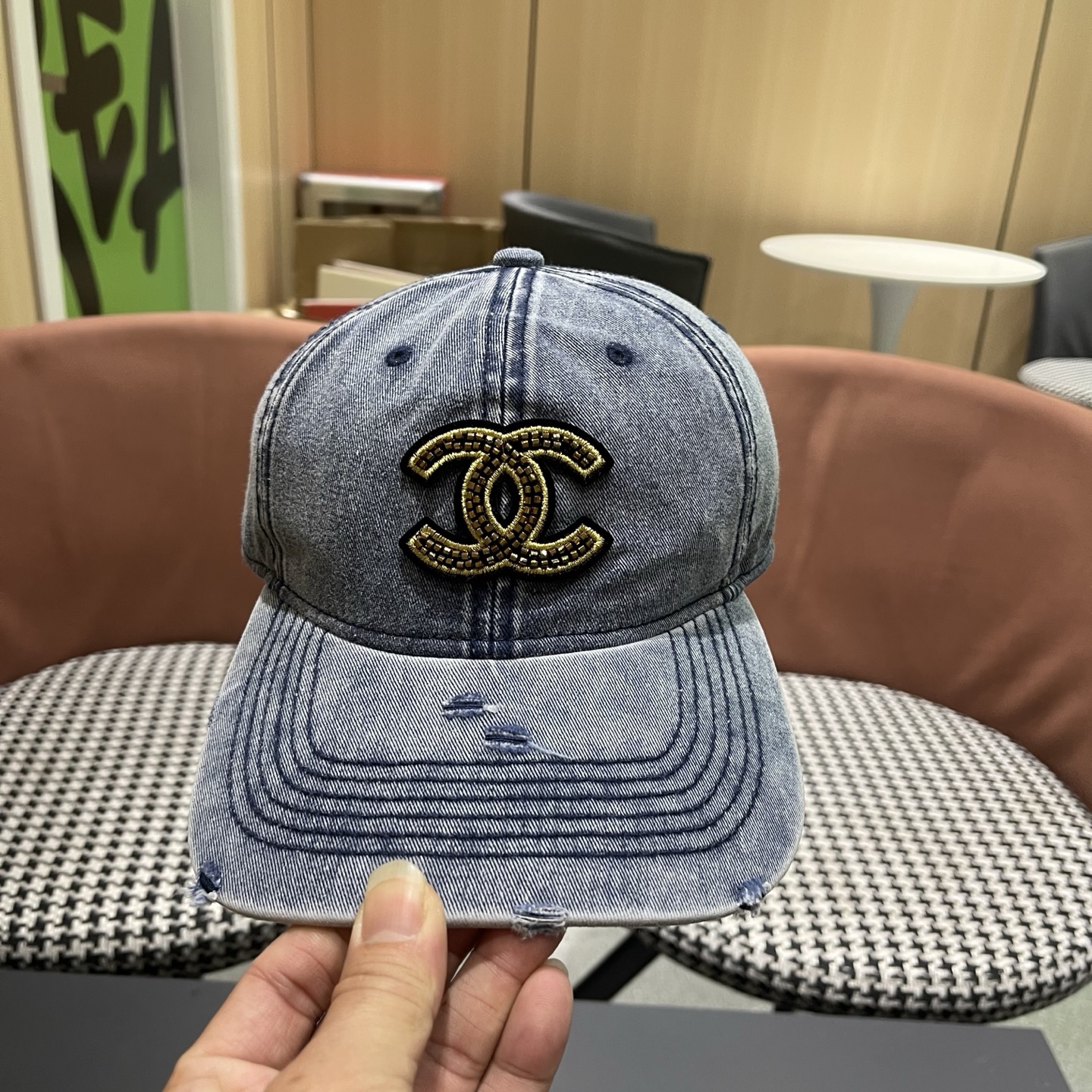CHANEL香奈儿新款🆕牛仔蓝复古款式棒球帽🧢🔸 节假日旅游带它出去美美哒❕  中古款哟.这种帽子不容易