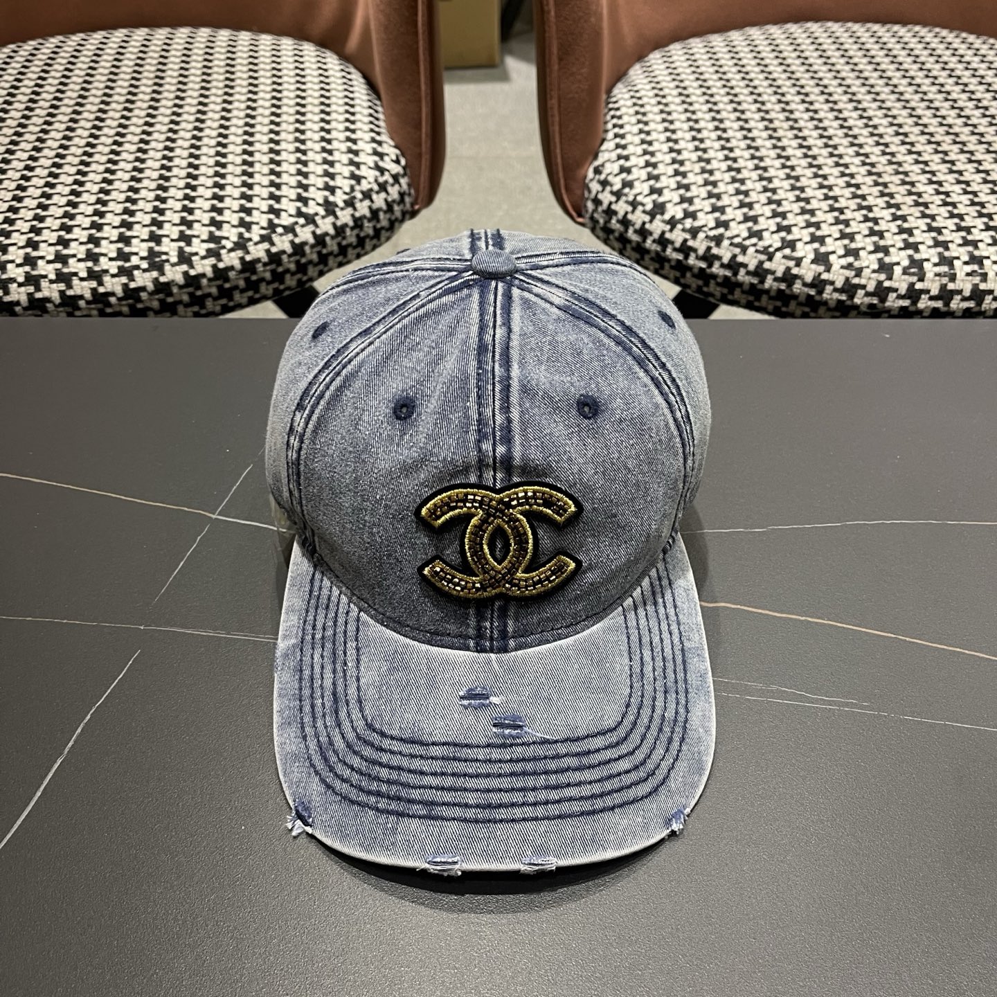 CHANEL香奈儿新款🆕牛仔蓝复古款式棒球帽🧢🔸 节假日旅游带它出去美美哒❕  中古款哟.这种帽子不容易