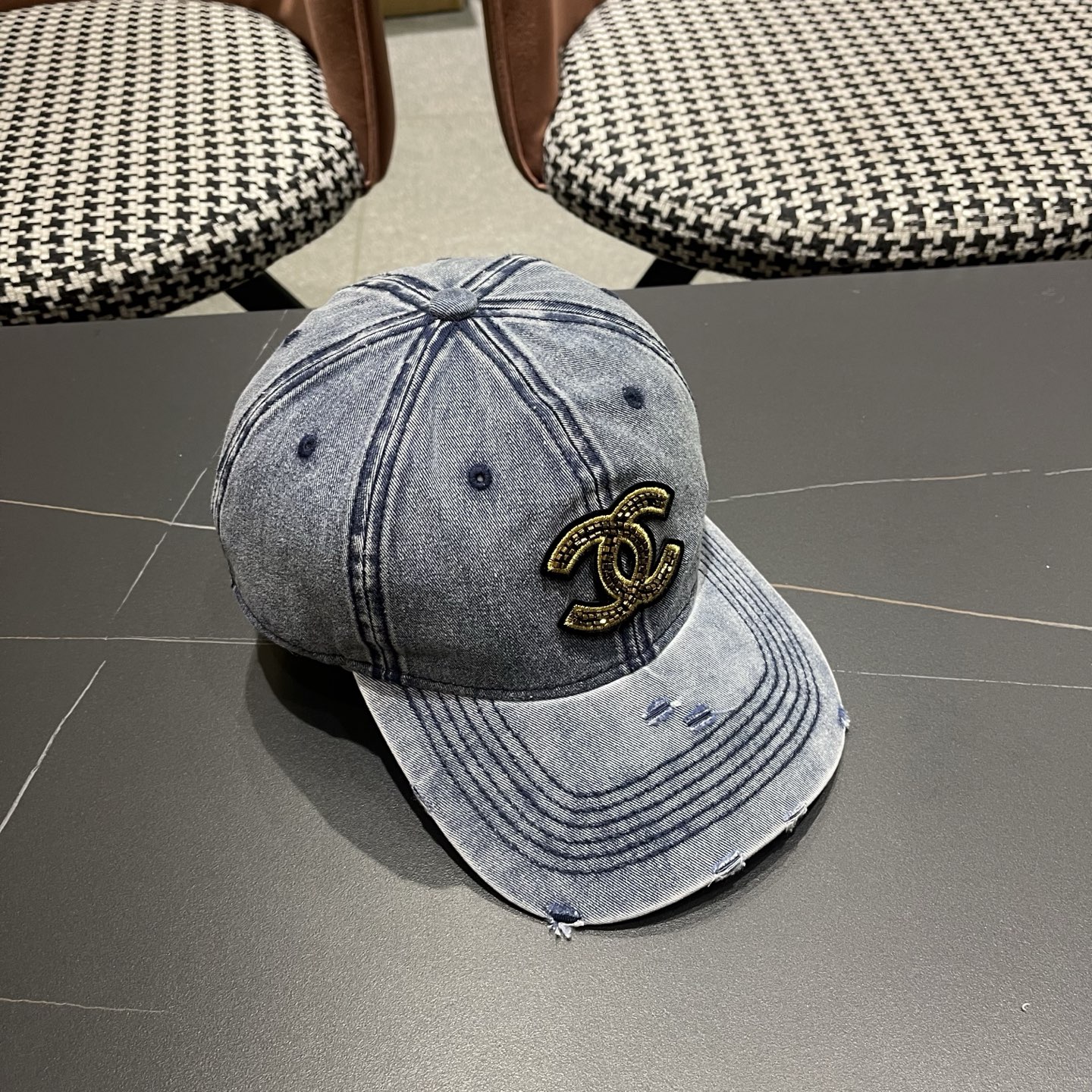 CHANEL香奈儿新款🆕牛仔蓝复古款式棒球帽🧢🔸 节假日旅游带它出去美美哒❕  中古款哟.这种帽子不容易