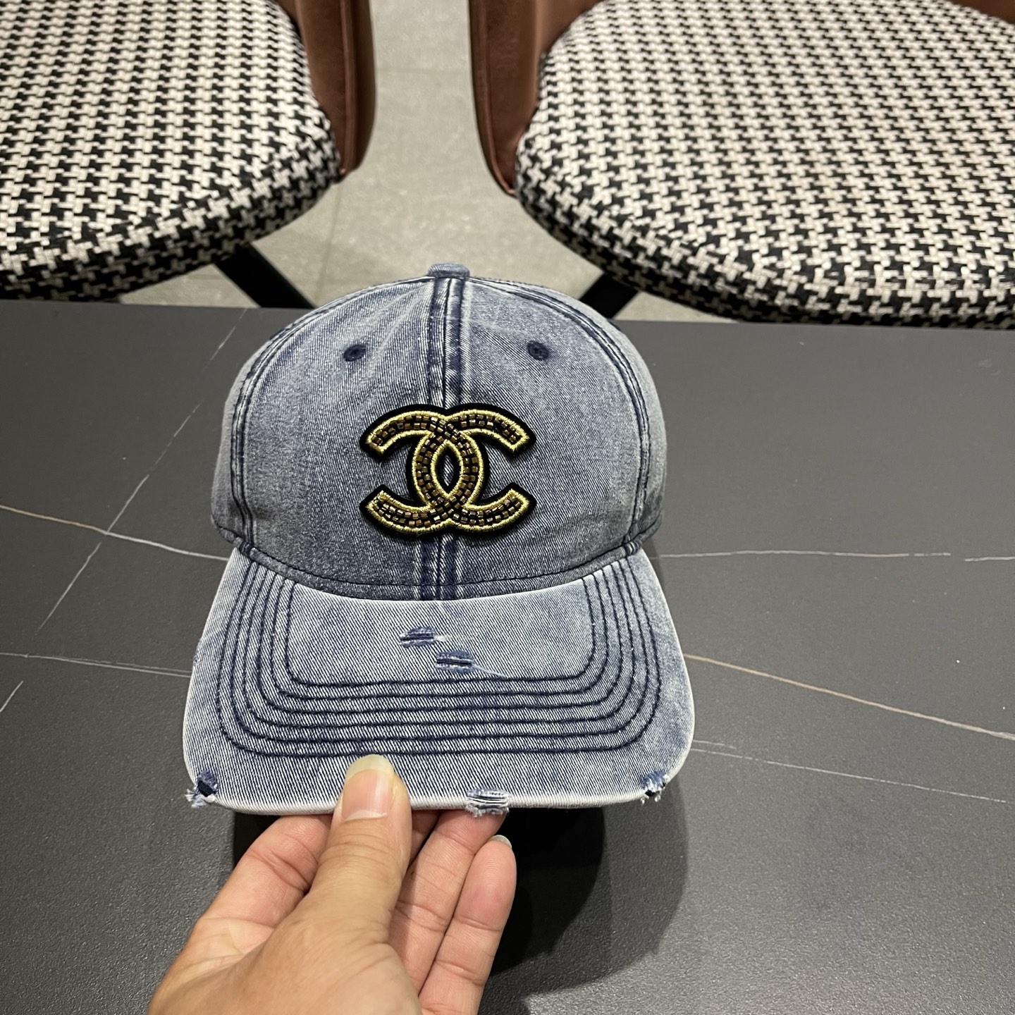 CHANEL香奈儿新款🆕牛仔蓝复古款式棒球帽🧢🔸 节假日旅游带它出去美美哒❕  中古款哟.这种帽子不容易
