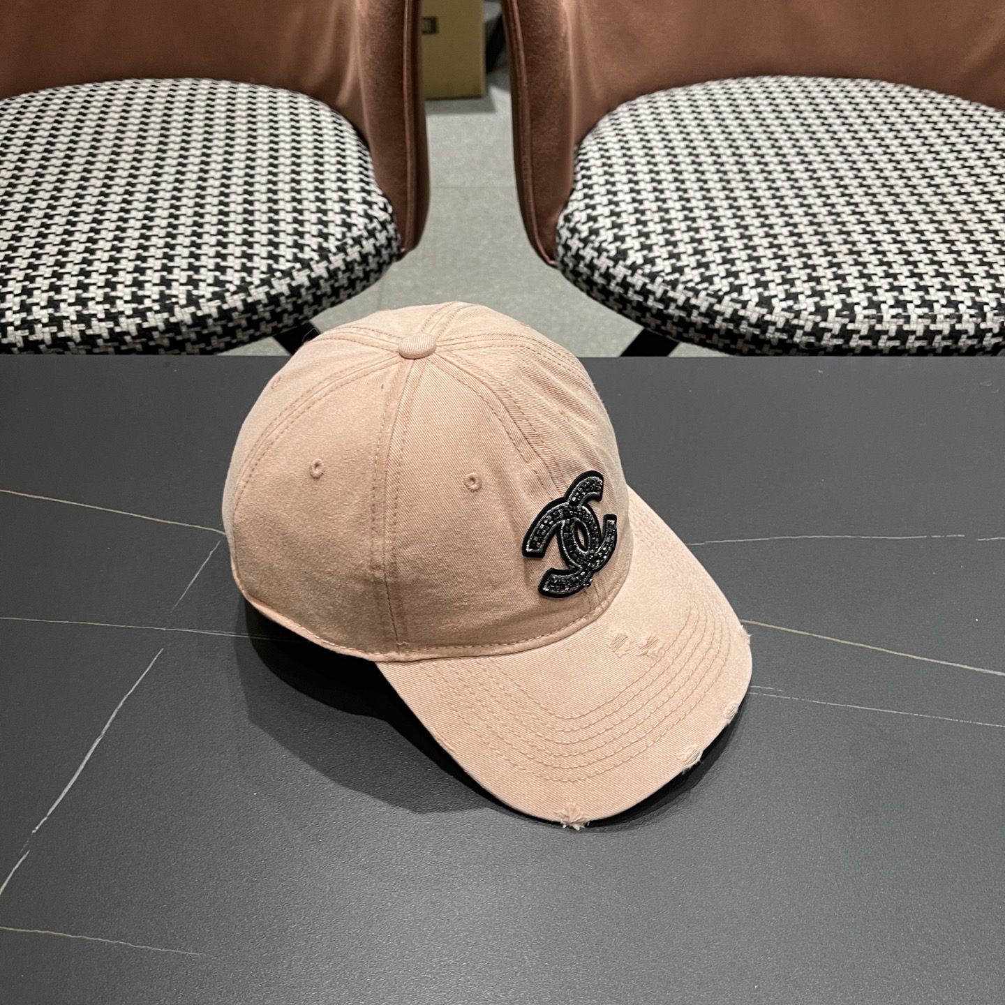 CHANEL香奈儿新款🆕牛仔蓝复古款式棒球帽🧢🔸 节假日旅游带它出去美美哒❕  中古款哟.这种帽子不容易