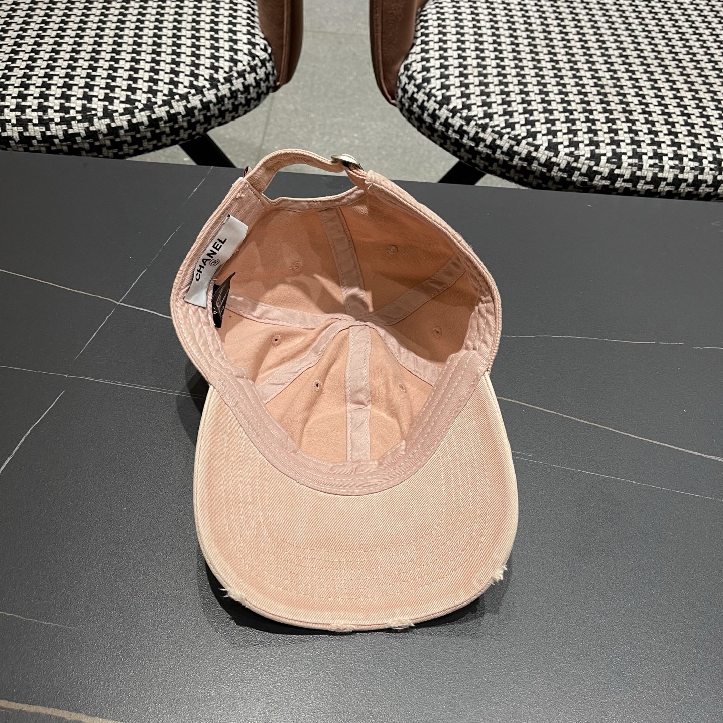CHANEL香奈儿新款🆕牛仔蓝复古款式棒球帽🧢🔸 节假日旅游带它出去美美哒❕  中古款哟.这种帽子不容易