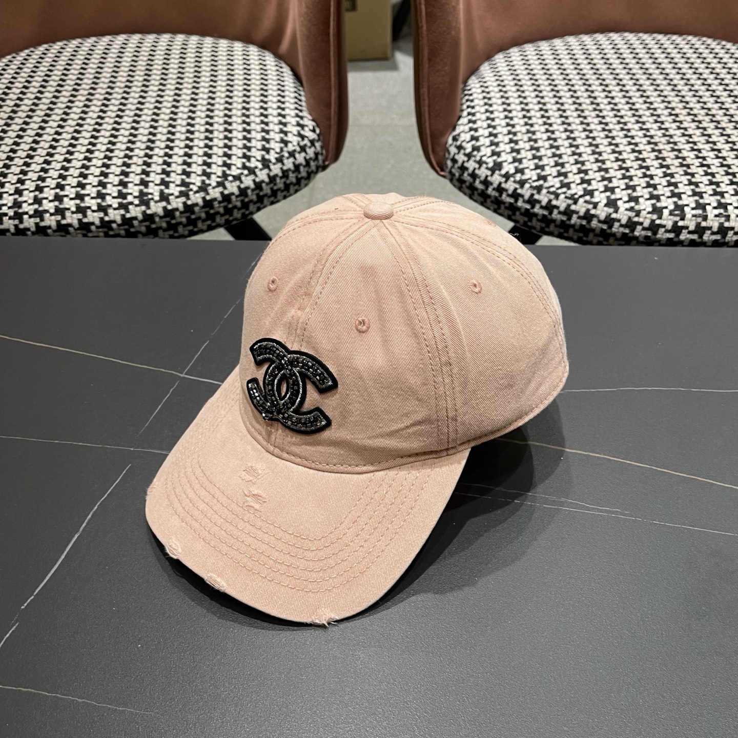 CHANEL香奈儿新款🆕牛仔蓝复古款式棒球帽🧢🔸 节假日旅游带它出去美美哒❕  中古款哟.这种帽子不容易