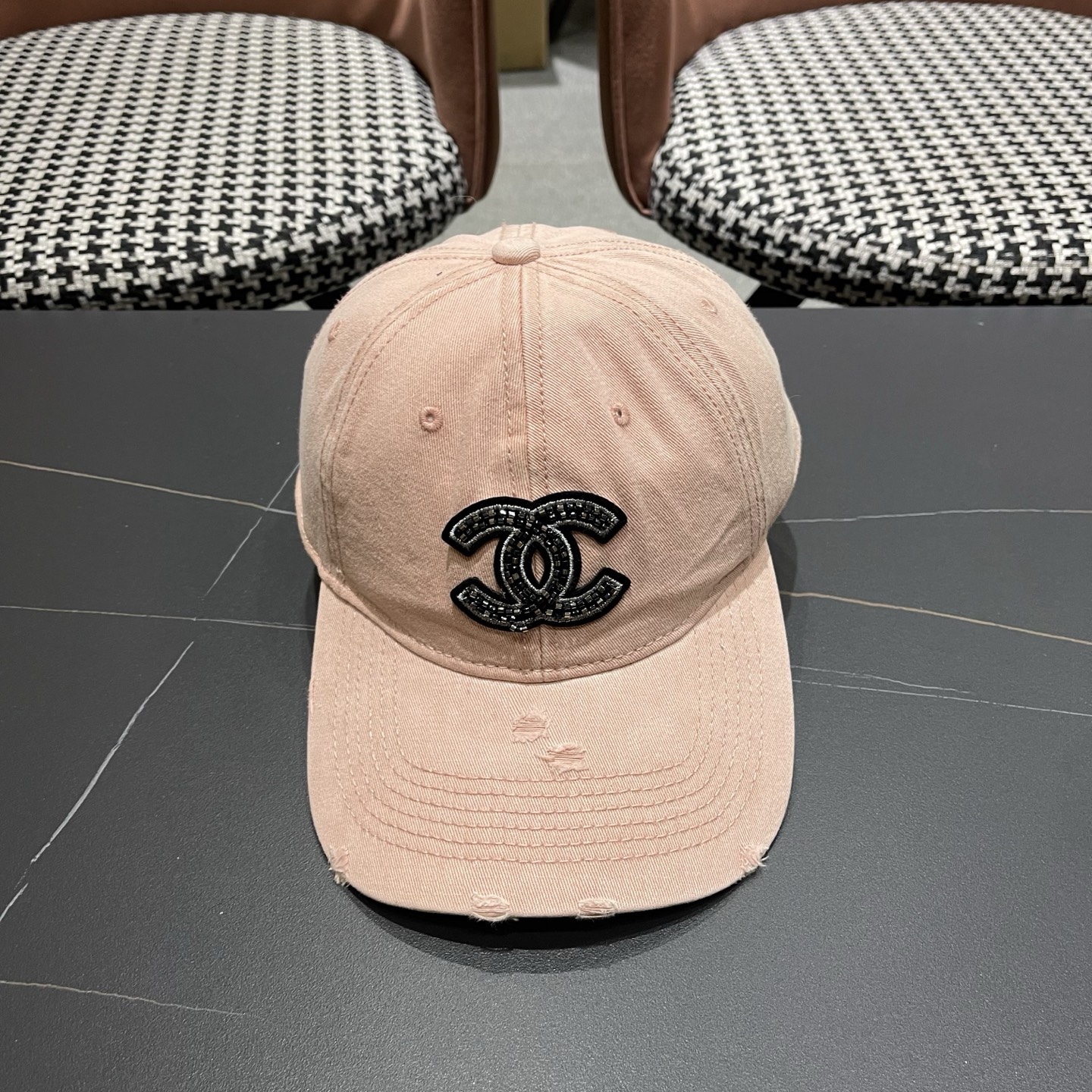 CHANEL香奈儿新款🆕牛仔蓝复古款式棒球帽🧢🔸 节假日旅游带它出去美美哒❕  中古款哟.这种帽子不容易