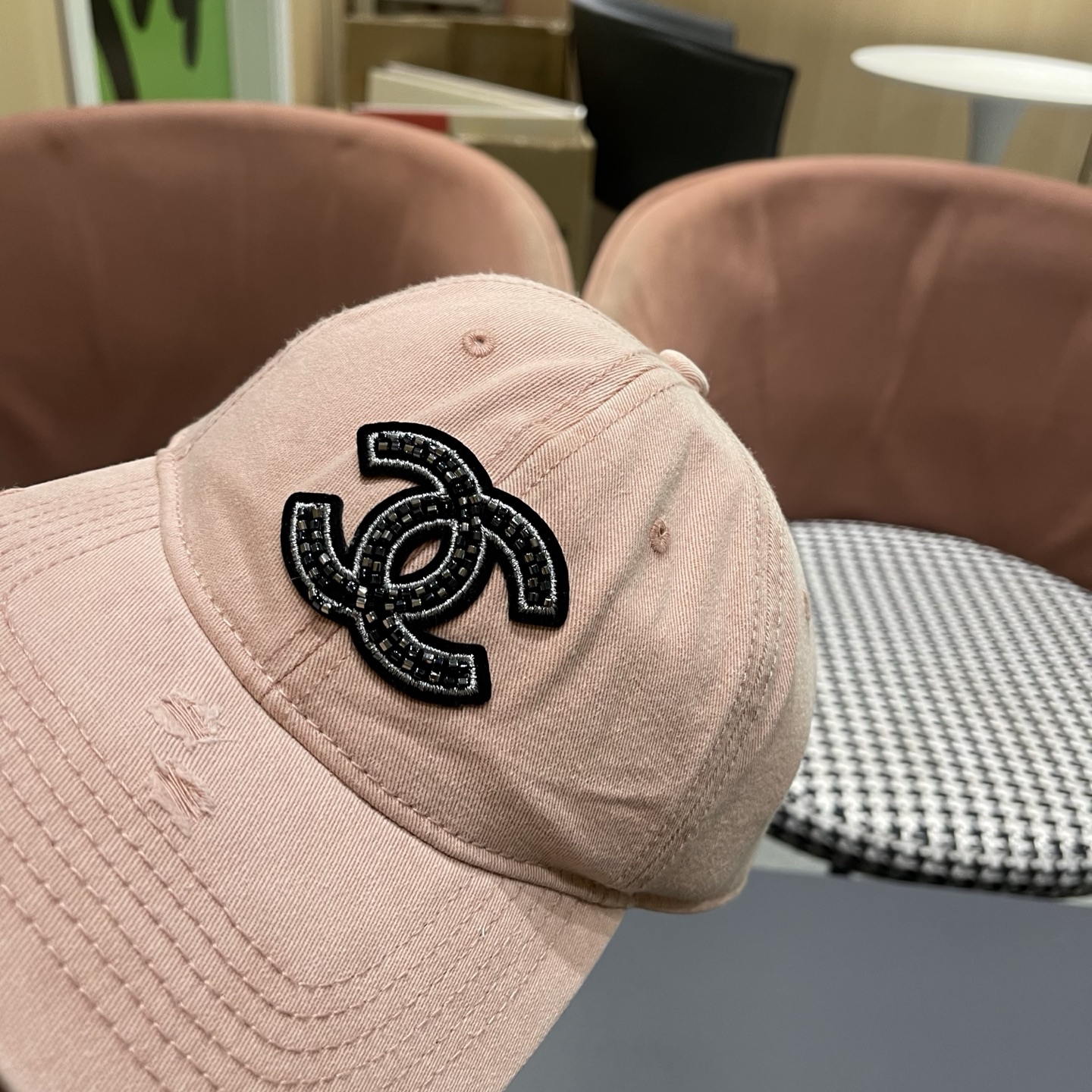 CHANEL香奈儿新款🆕牛仔蓝复古款式棒球帽🧢🔸 节假日旅游带它出去美美哒❕  中古款哟.这种帽子不容易