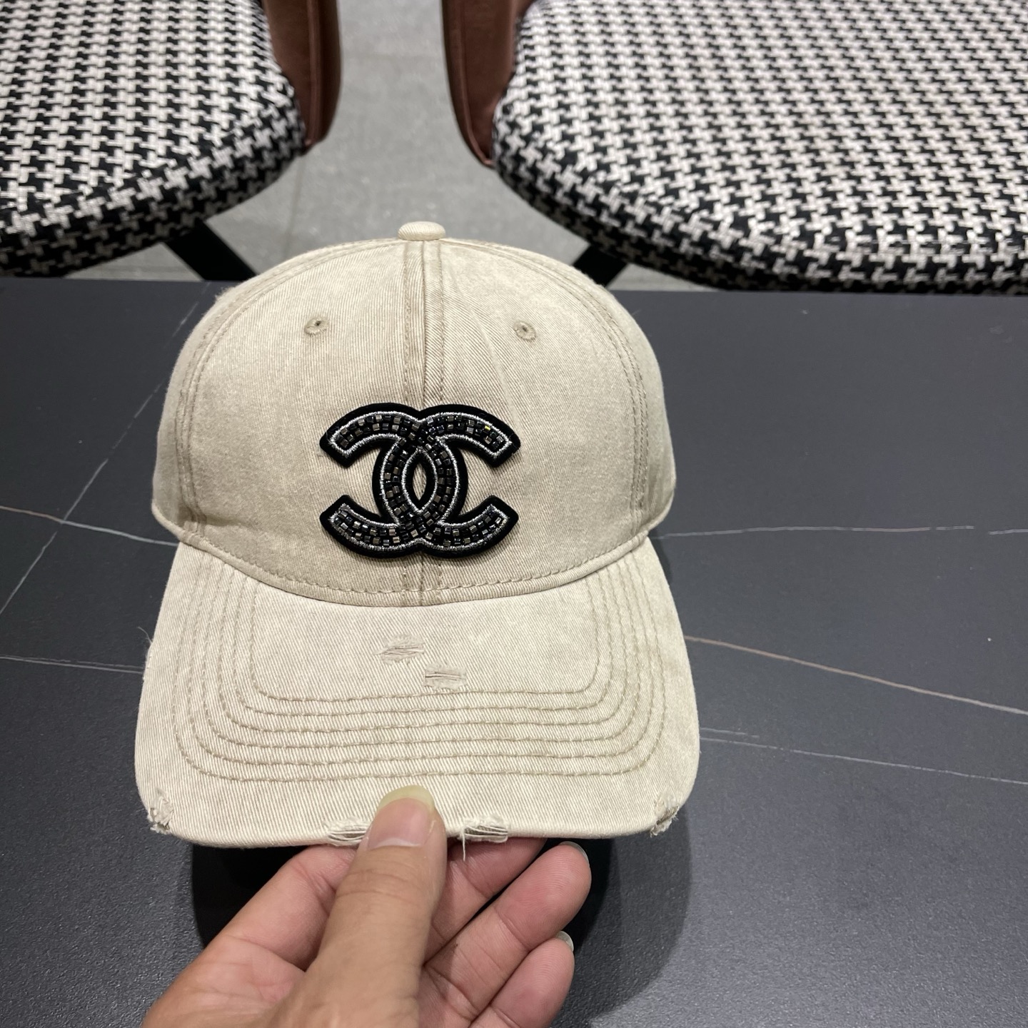 CHANEL香奈儿新款🆕牛仔蓝复古款式棒球帽🧢🔸 节假日旅游带它出去美美哒❕  中古款哟.这种帽子不容易