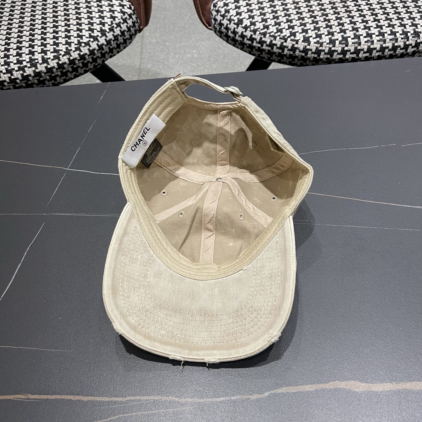 CHANEL香奈儿新款🆕牛仔蓝复古款式棒球帽🧢🔸 节假日旅游带它出去美美哒❕  中古款哟.这种帽子不容易