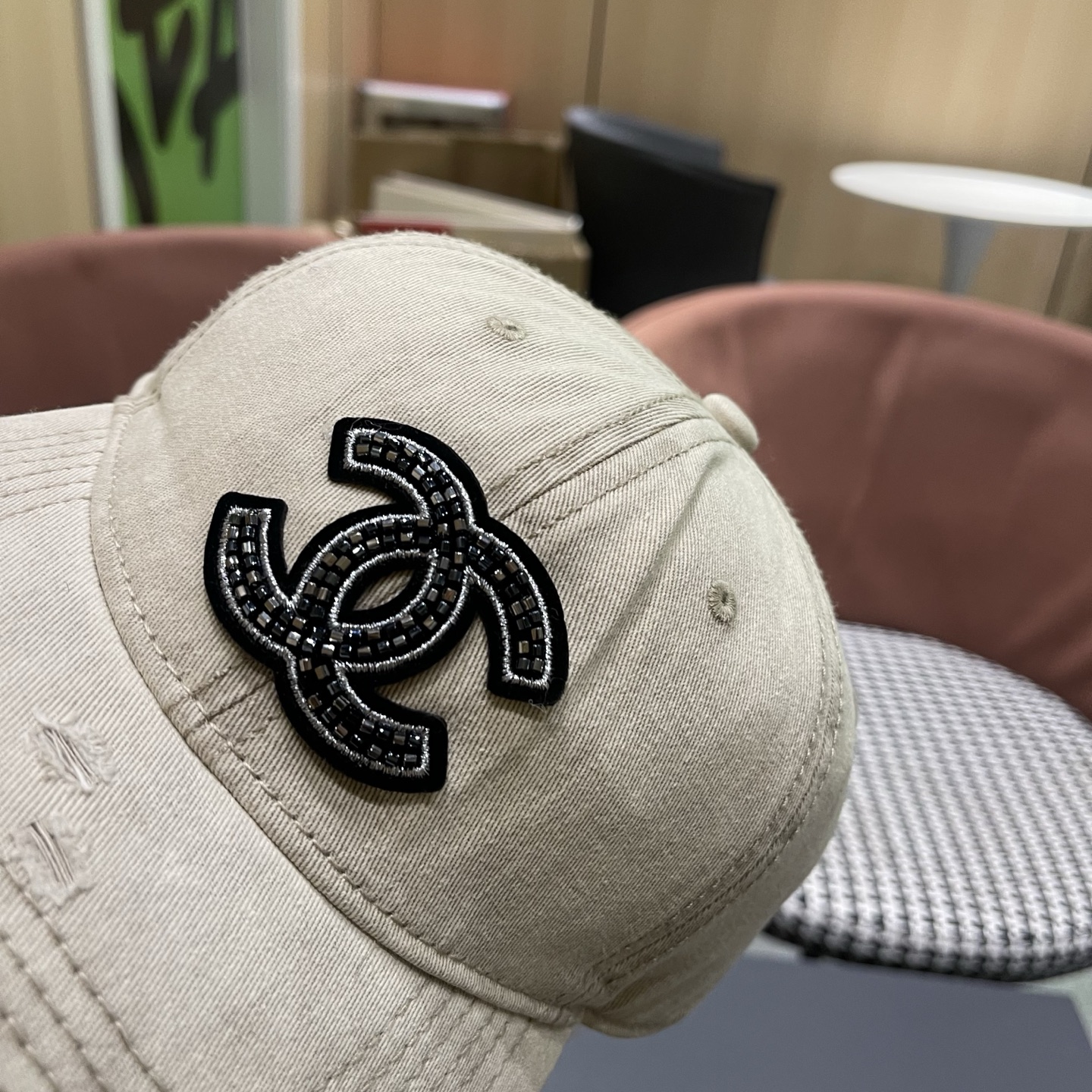 CHANEL香奈儿新款🆕牛仔蓝复古款式棒球帽🧢🔸 节假日旅游带它出去美美哒❕  中古款哟.这种帽子不容易