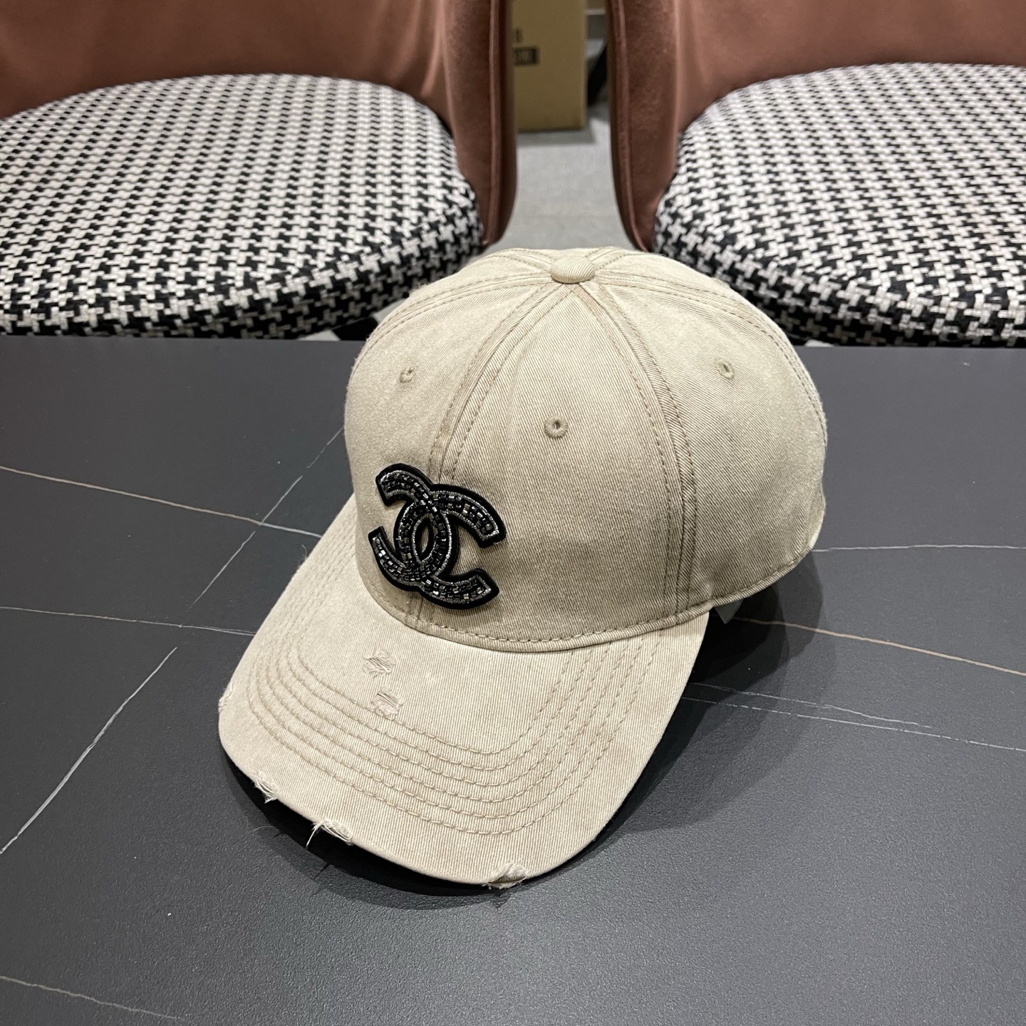 CHANEL香奈儿新款🆕牛仔蓝复古款式棒球帽🧢🔸 节假日旅游带它出去美美哒❕  中古款哟.这种帽子不容易