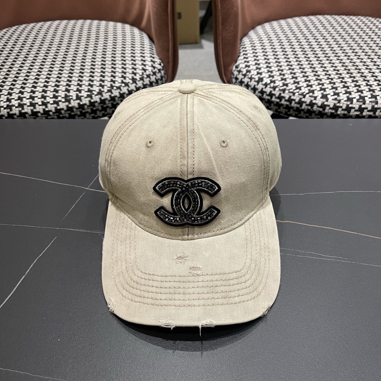 CHANEL香奈儿新款🆕牛仔蓝复古款式棒球帽🧢🔸 节假日旅游带它出去美美哒❕  中古款哟.这种帽子不容易