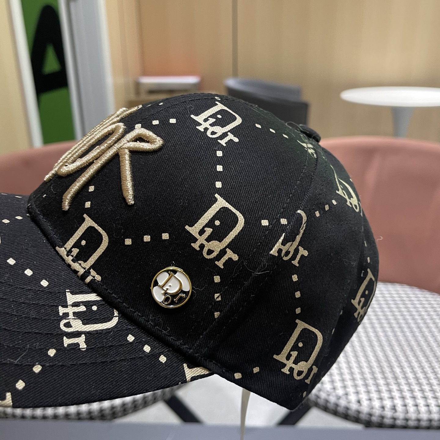 迪奥Dior👒 logo棒球帽🧢，防晒指数超高，特别显脸小，有型不软塌，携带方便🤗