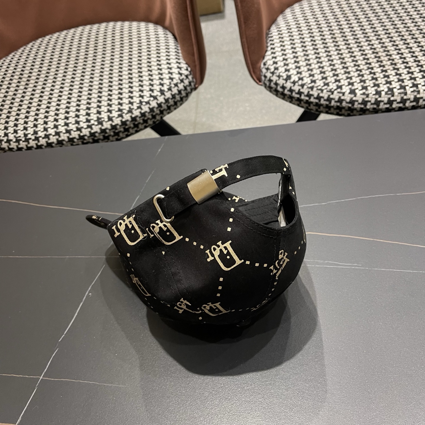 迪奥Dior👒 logo棒球帽🧢，防晒指数超高，特别显脸小，有型不软塌，携带方便🤗