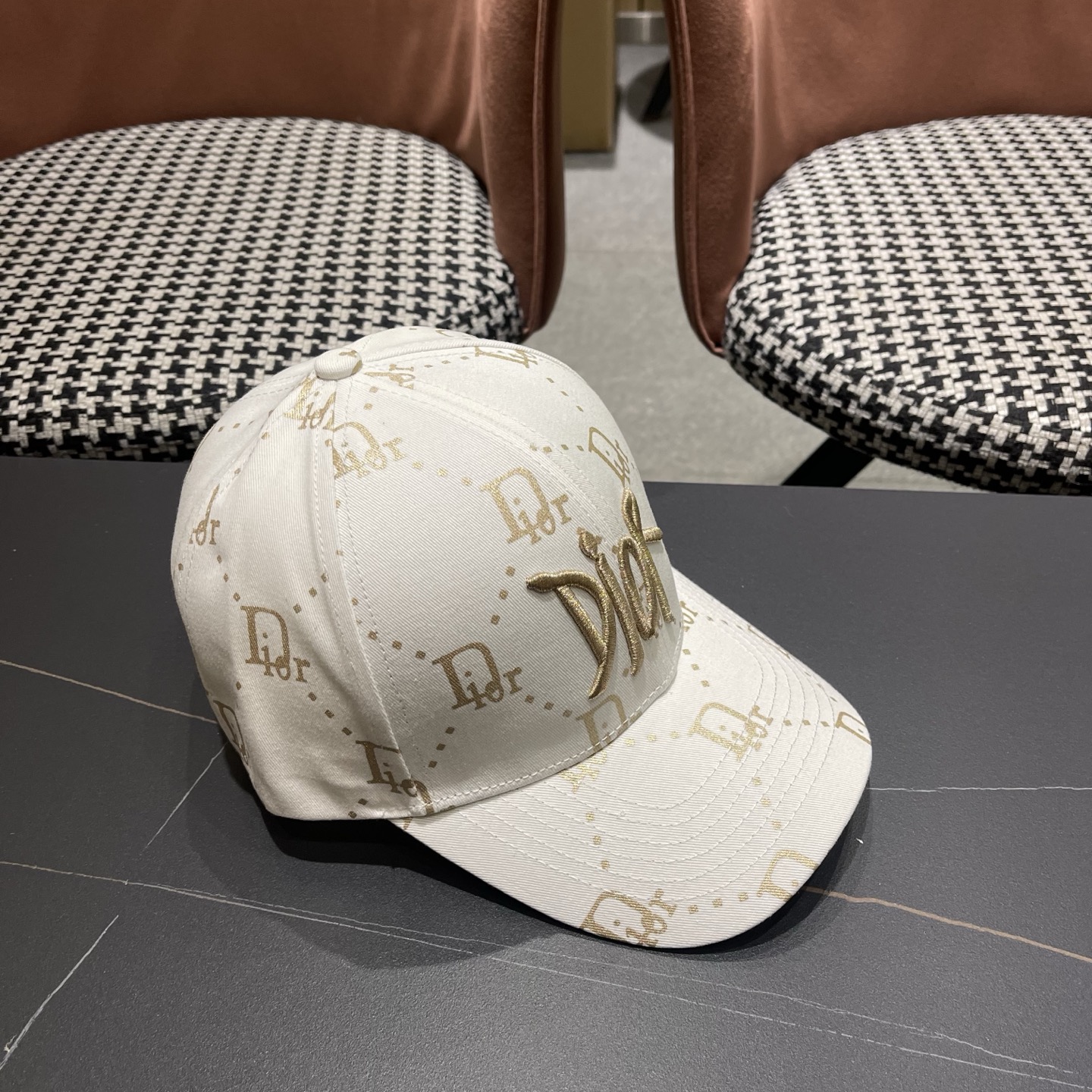 迪奥Dior👒 logo棒球帽🧢，防晒指数超高，特别显脸小，有型不软塌，携带方便🤗