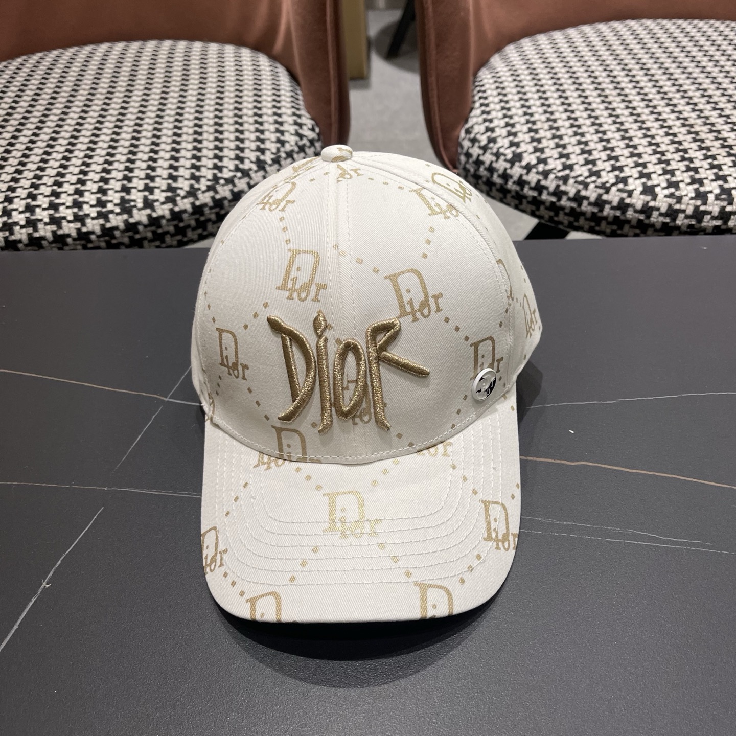 迪奥Dior👒 logo棒球帽🧢，防晒指数超高，特别显脸小，有型不软塌，携带方便🤗