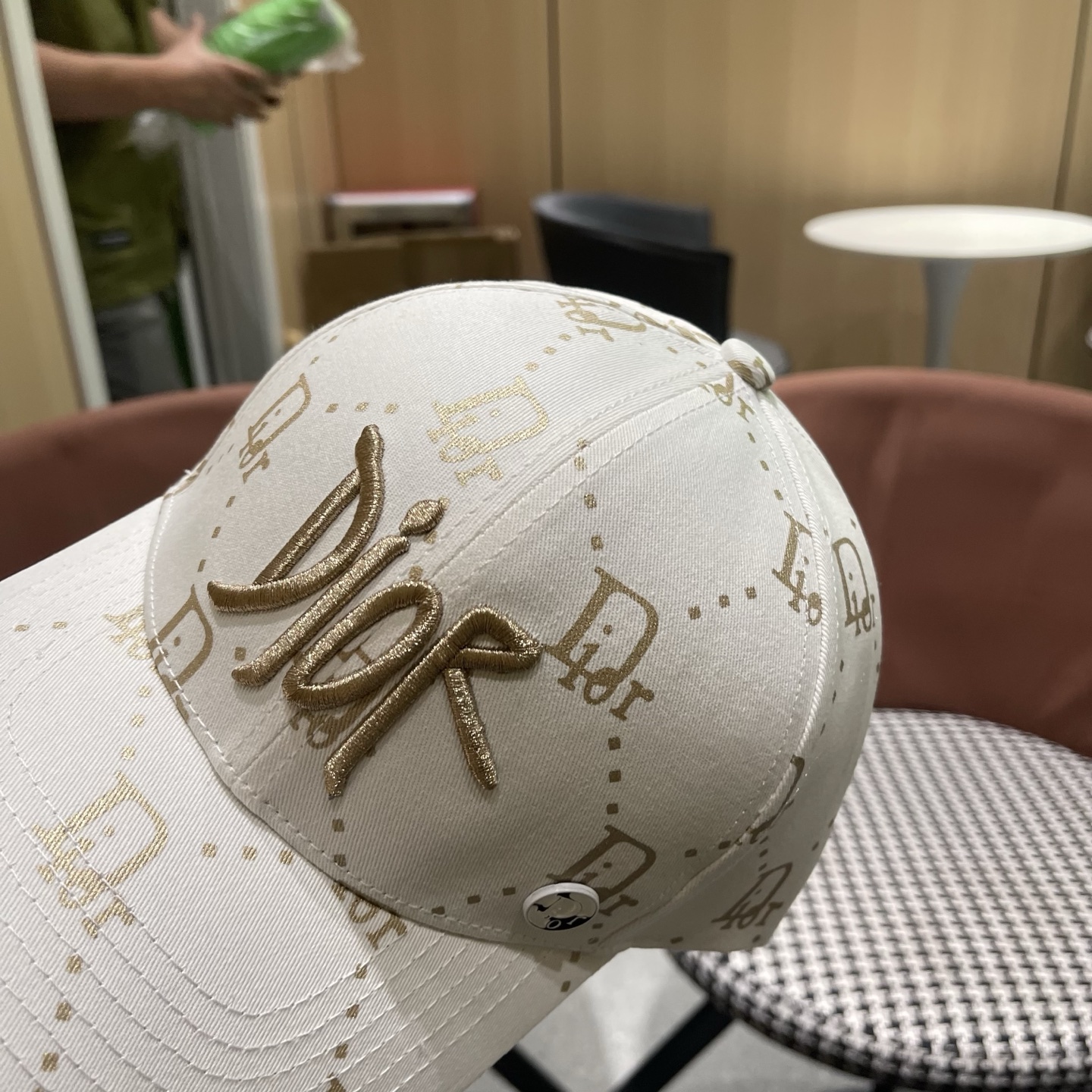 迪奥Dior👒 logo棒球帽🧢，防晒指数超高，特别显脸小，有型不软塌，携带方便🤗