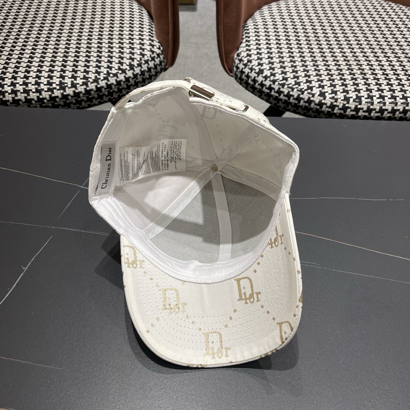 迪奥Dior👒 logo棒球帽🧢，防晒指数超高，特别显脸小，有型不软塌，携带方便🤗