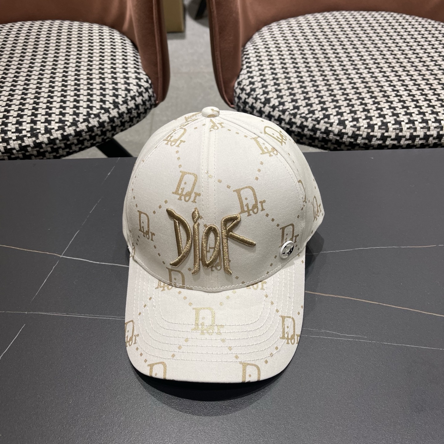 迪奥Dior👒 logo棒球帽🧢，防晒指数超高，特别显脸小，有型不软塌，携带方便🤗