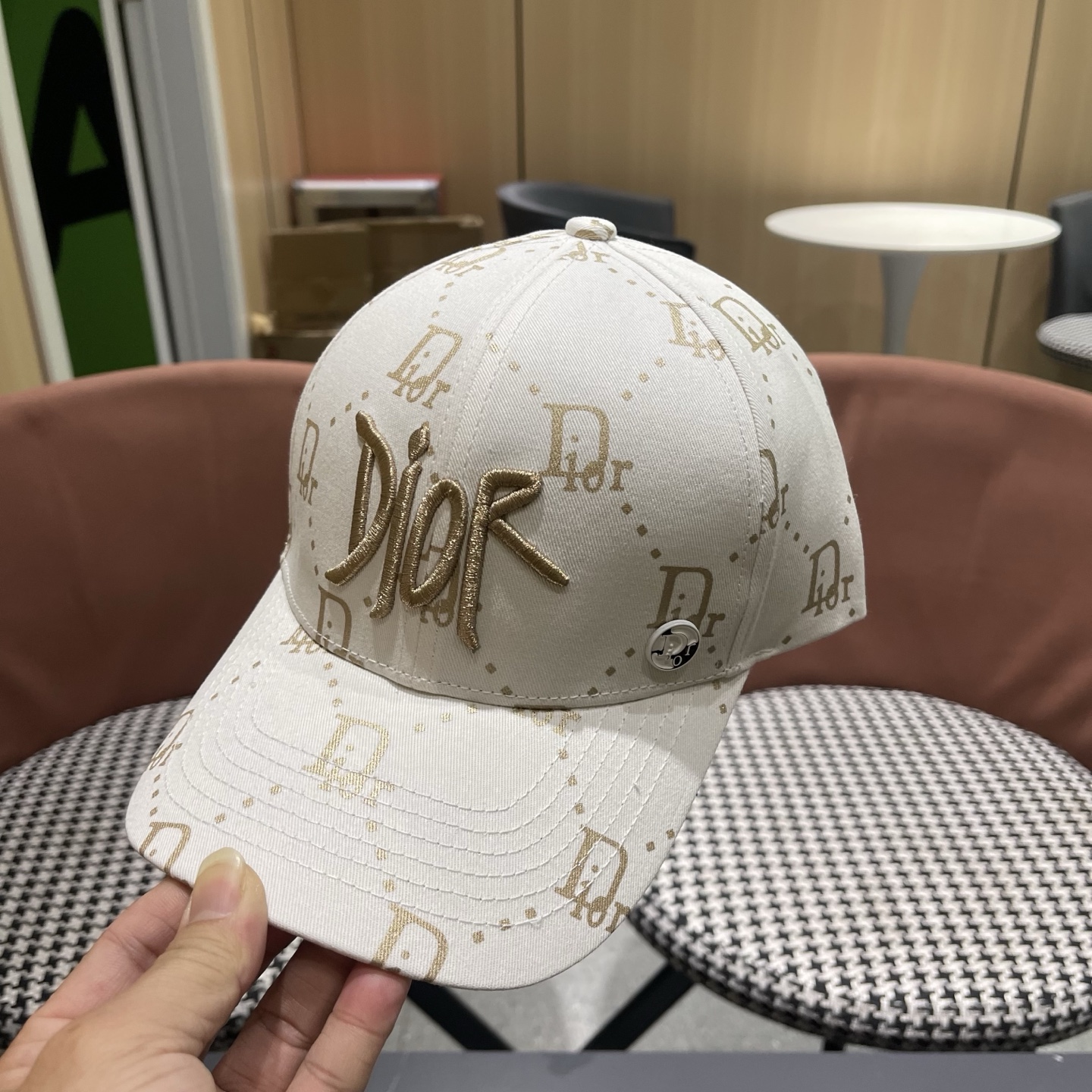 迪奥Dior👒 logo棒球帽🧢，防晒指数超高，特别显脸小，有型不软塌，携带方便🤗