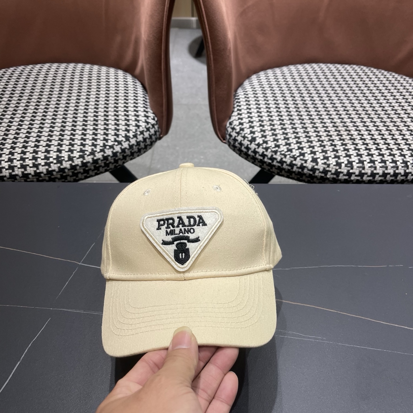 普拉达 Prada🆕新款个性棒球帽，简约纯色四季佩戴款男女同款