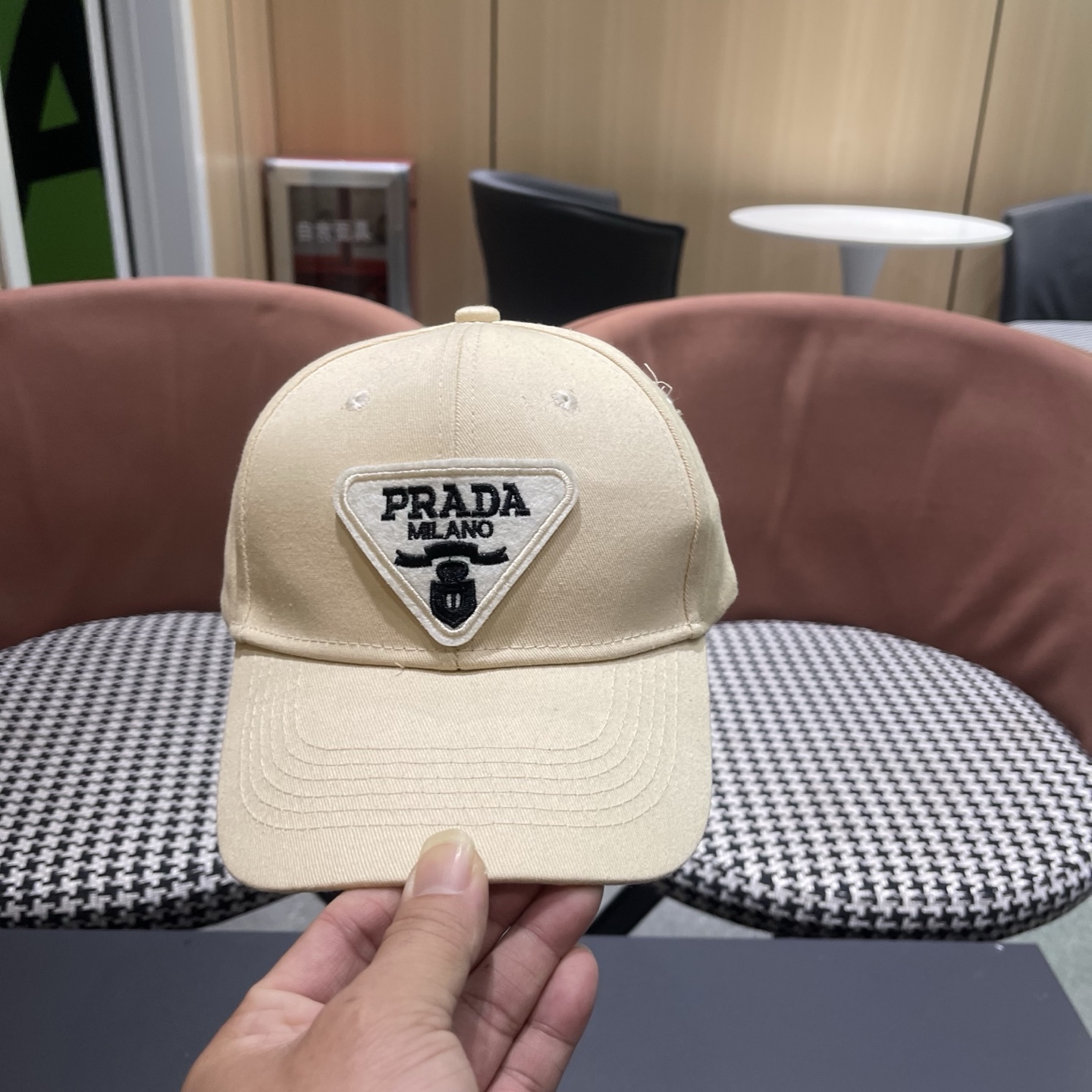 普拉达 Prada🆕新款个性棒球帽，简约纯色四季佩戴款男女同款