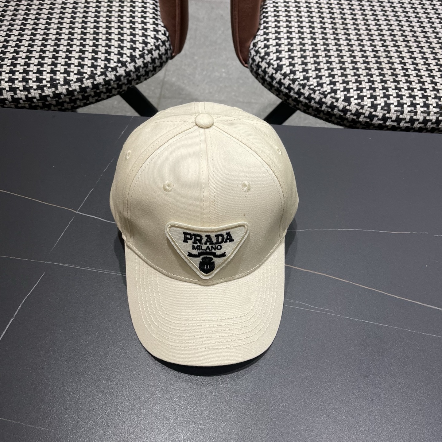 普拉达 Prada🆕新款个性棒球帽，简约纯色四季佩戴款男女同款
