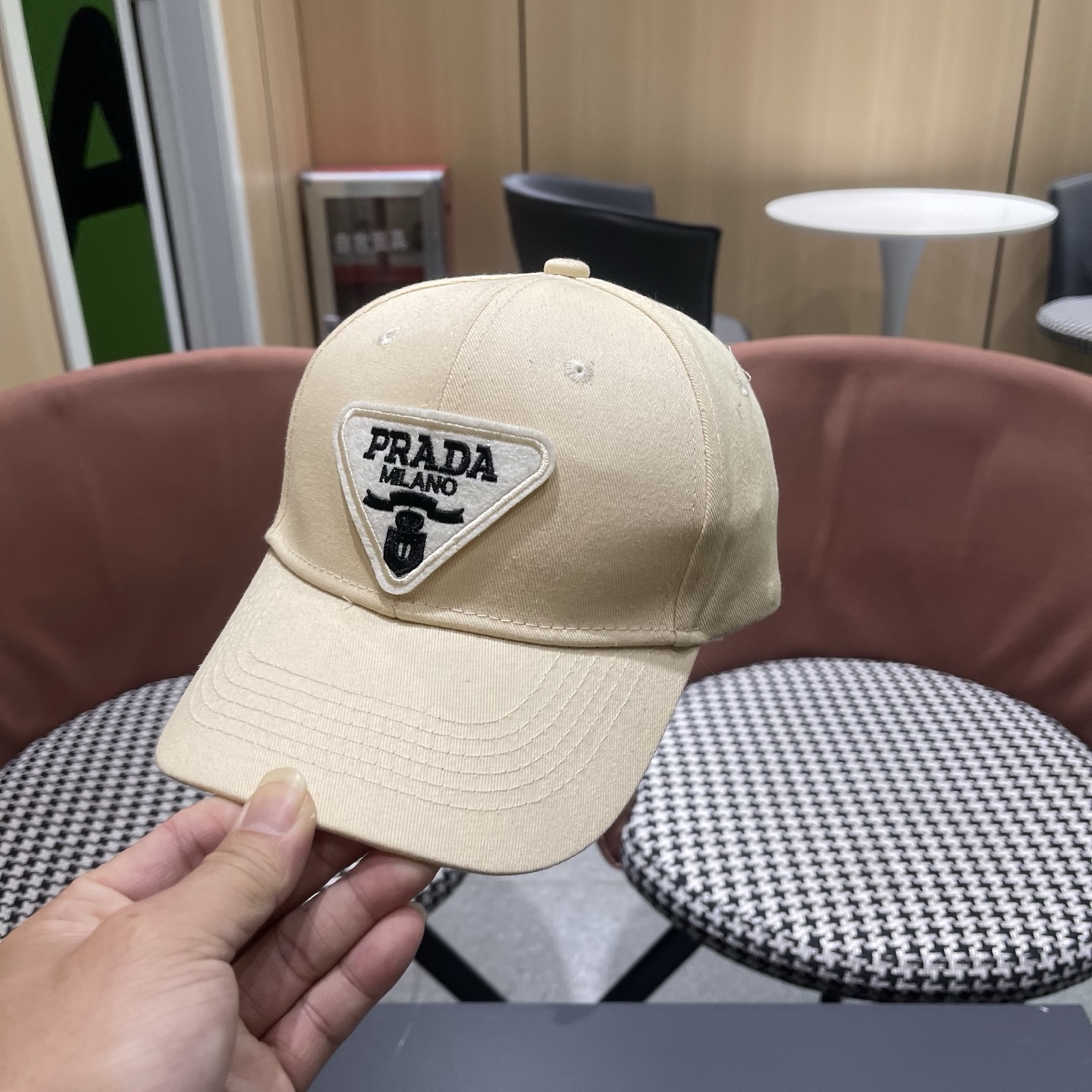 普拉达 Prada🆕新款个性棒球帽，简约纯色四季佩戴款男女同款