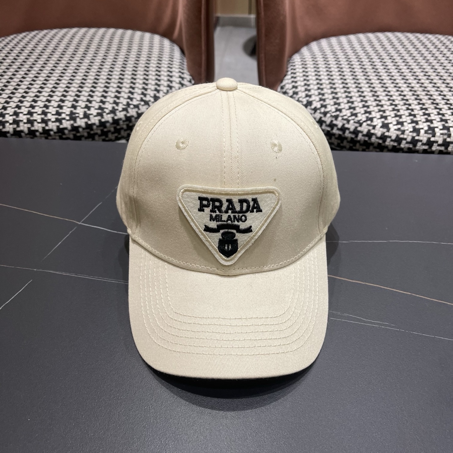 普拉达 Prada🆕新款个性棒球帽，简约纯色四季佩戴款男女同款