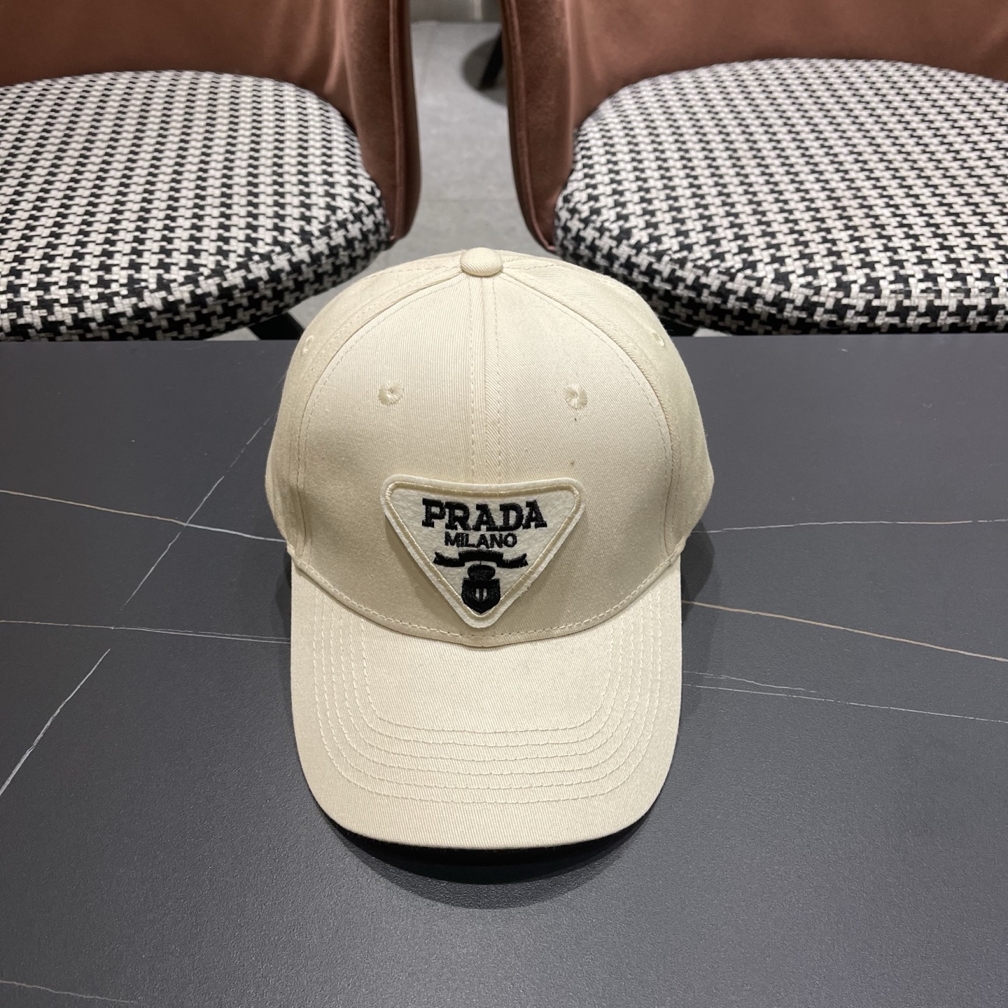 普拉达 Prada🆕新款个性棒球帽，简约纯色四季佩戴款男女同款