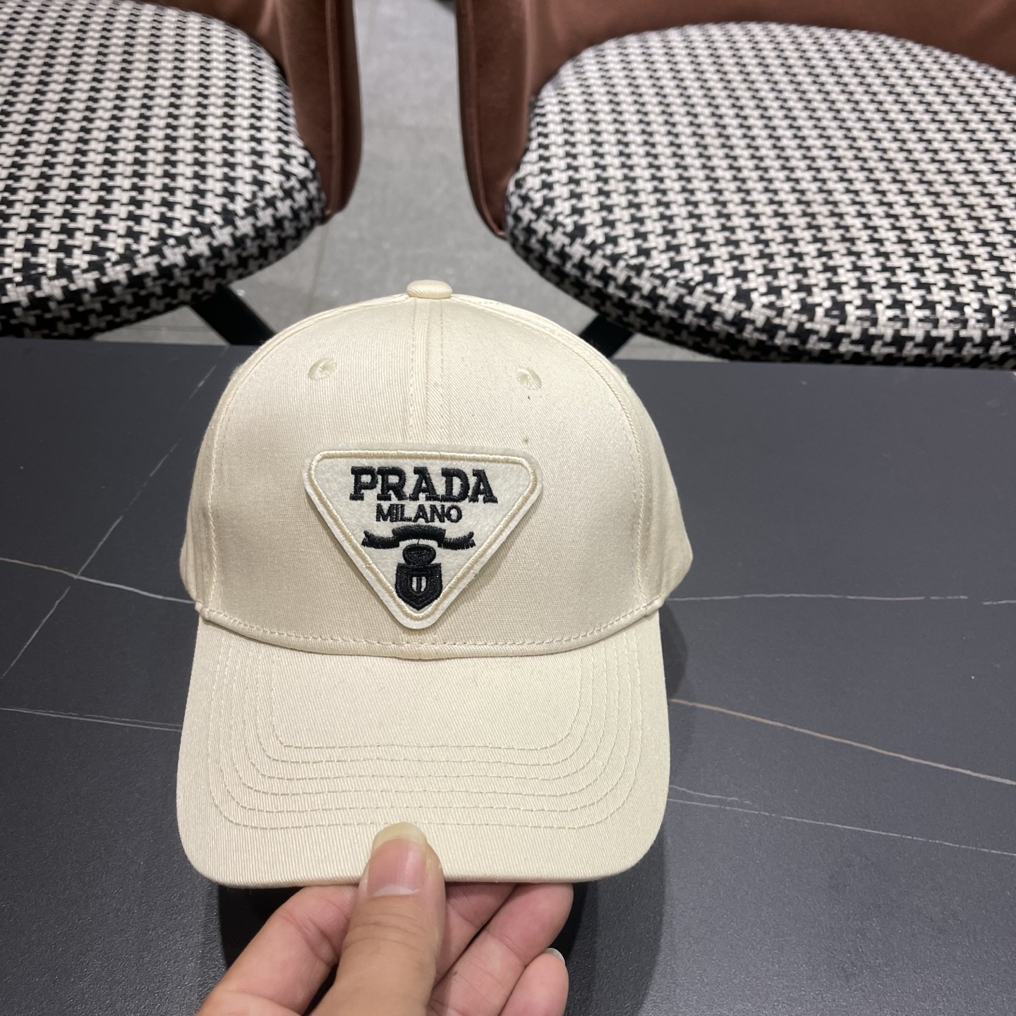 普拉达 Prada🆕新款个性棒球帽，简约纯色四季佩戴款男女同款