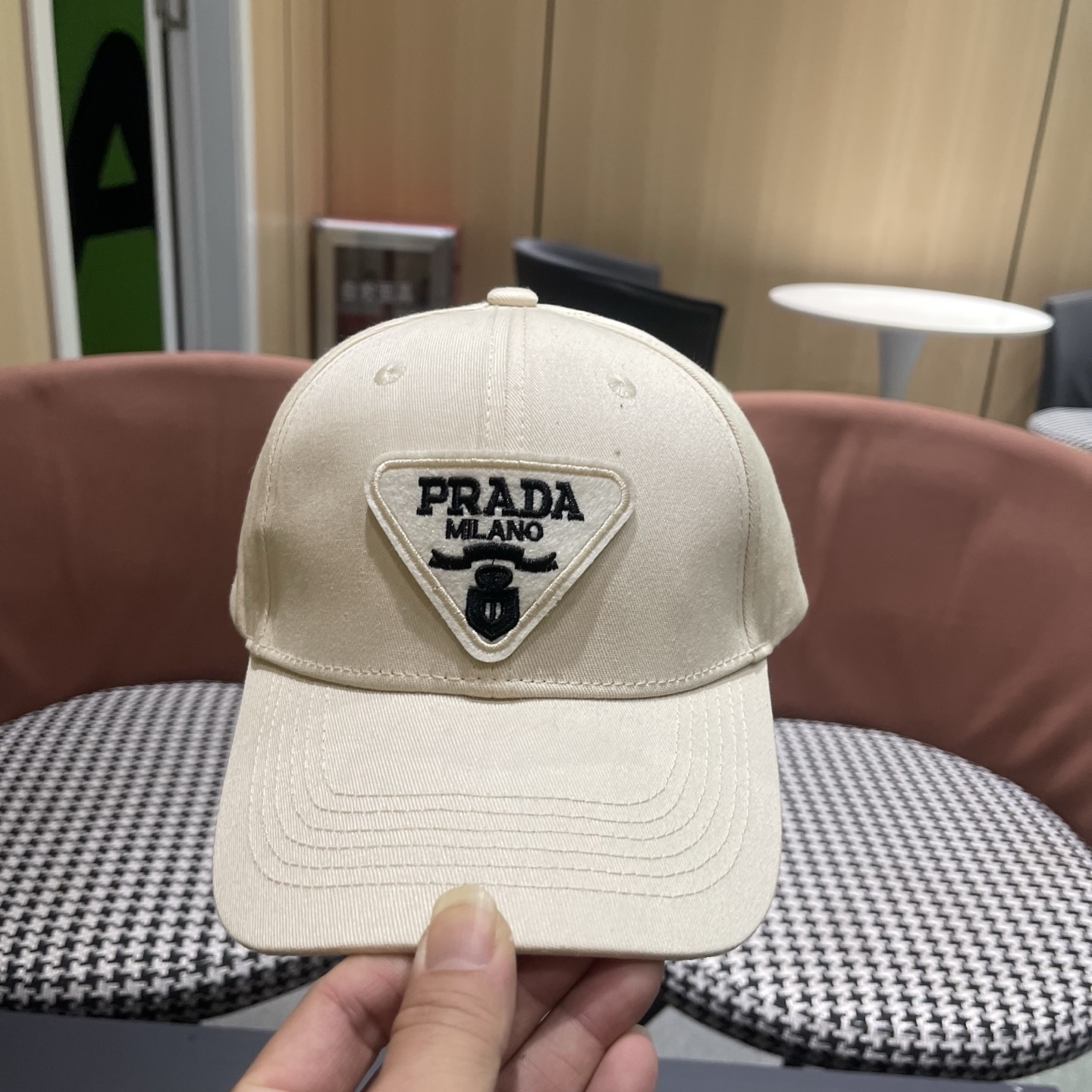 普拉达 Prada🆕新款个性棒球帽，简约纯色四季佩戴款男女同款