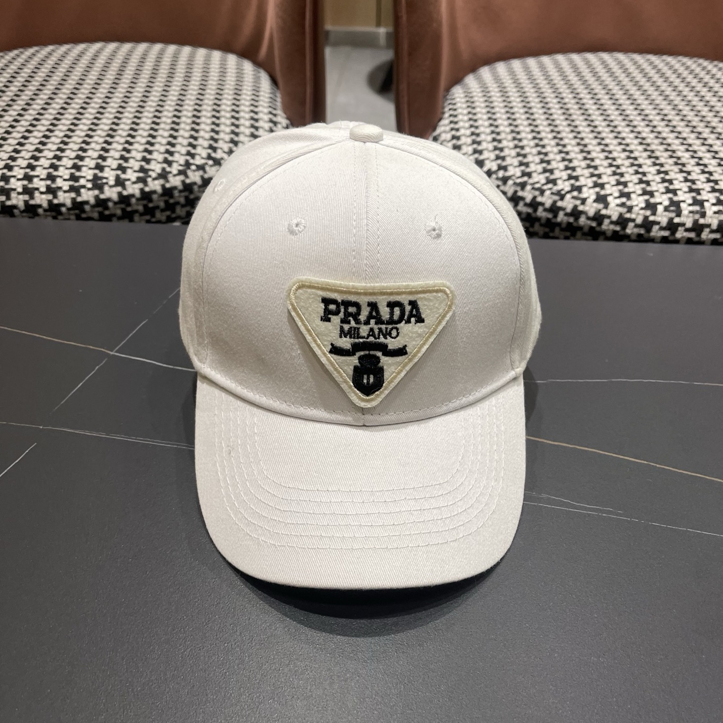普拉达 Prada🆕新款个性棒球帽，简约纯色四季佩戴款男女同款
