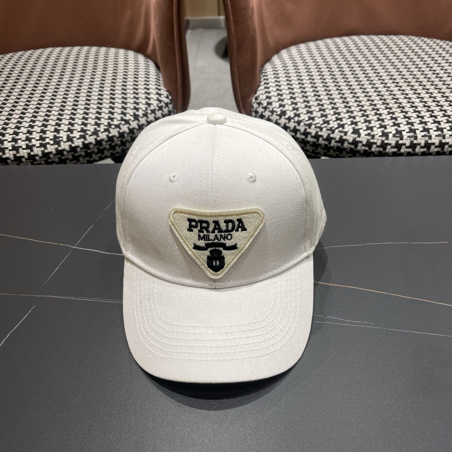 普拉达 Prada🆕新款个性棒球帽，简约纯色四季佩戴款男女同款
