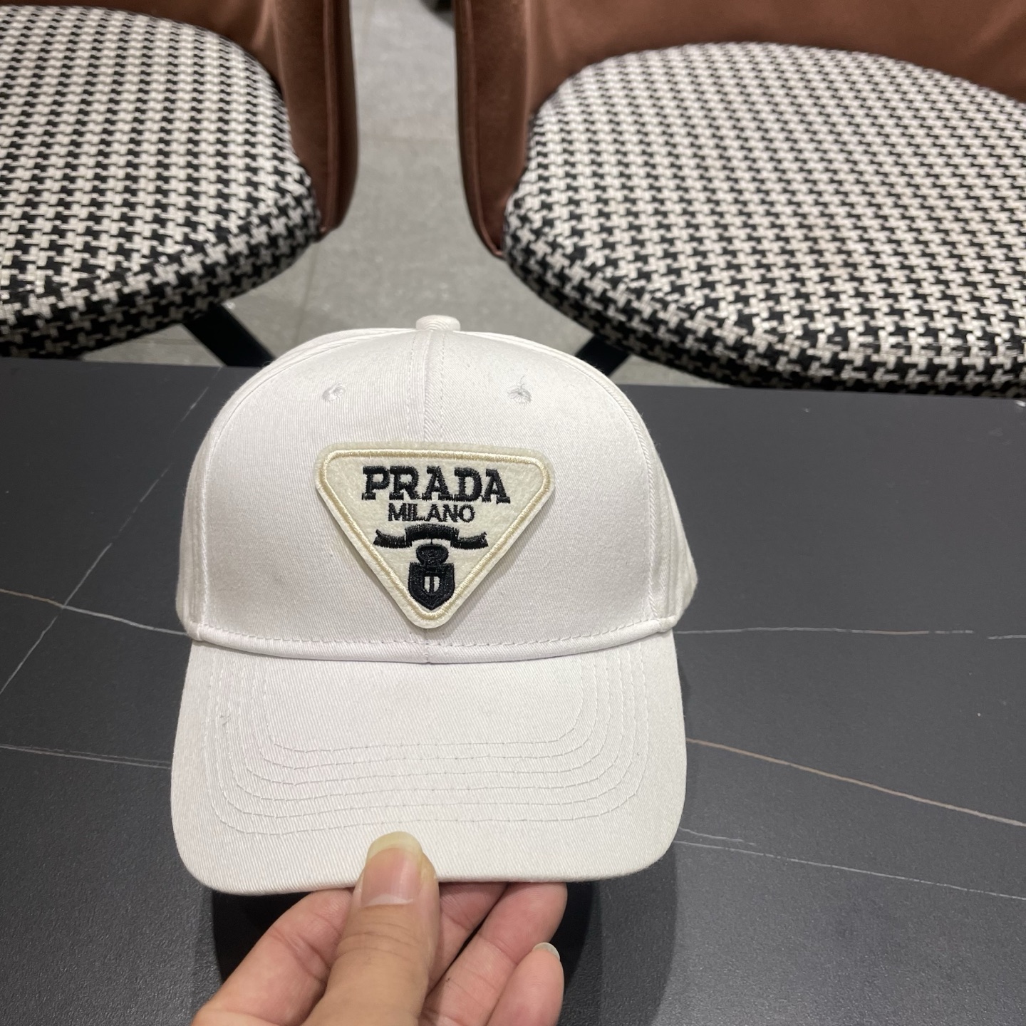 普拉达 Prada🆕新款个性棒球帽，简约纯色四季佩戴款男女同款