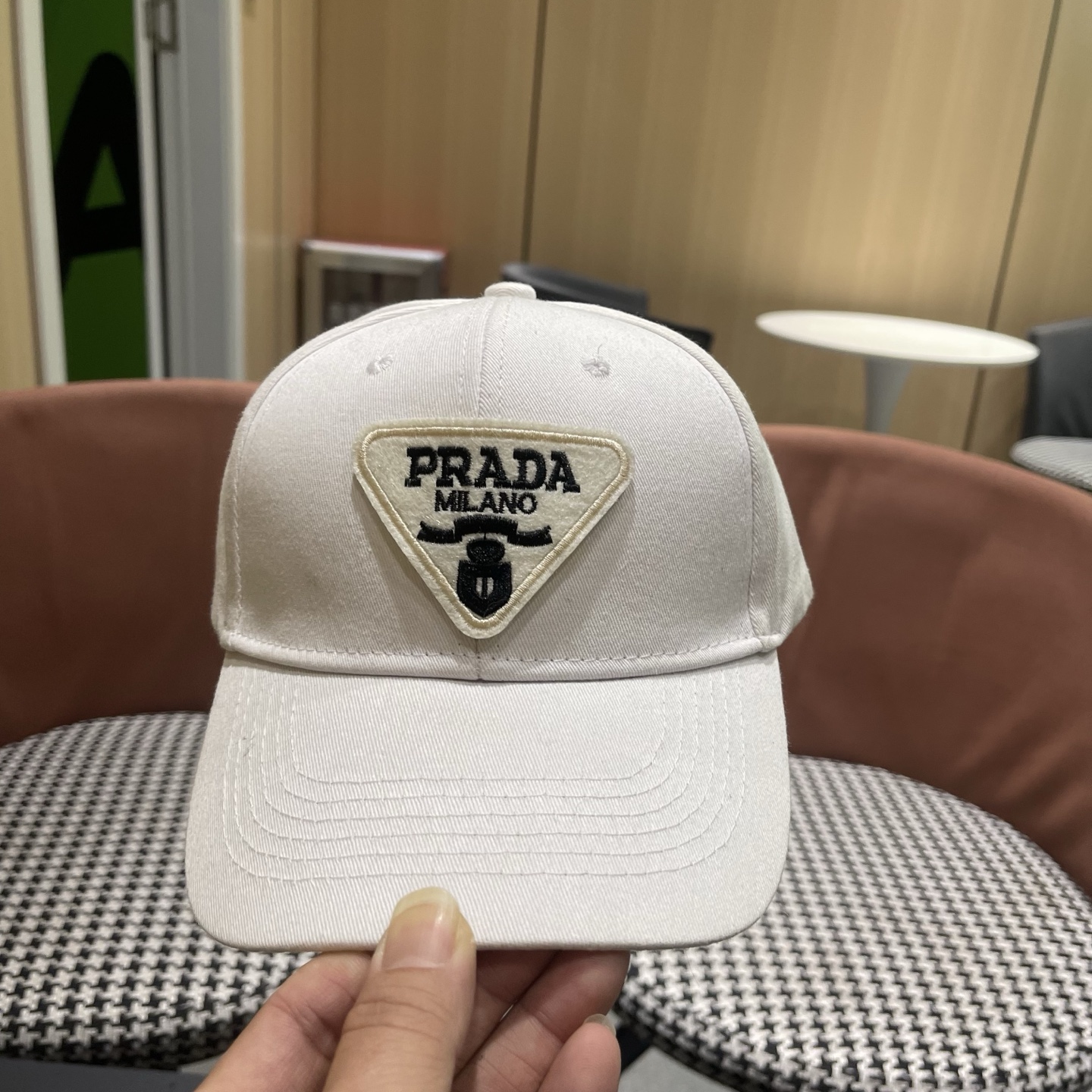 普拉达 Prada🆕新款个性棒球帽，简约纯色四季佩戴款男女同款