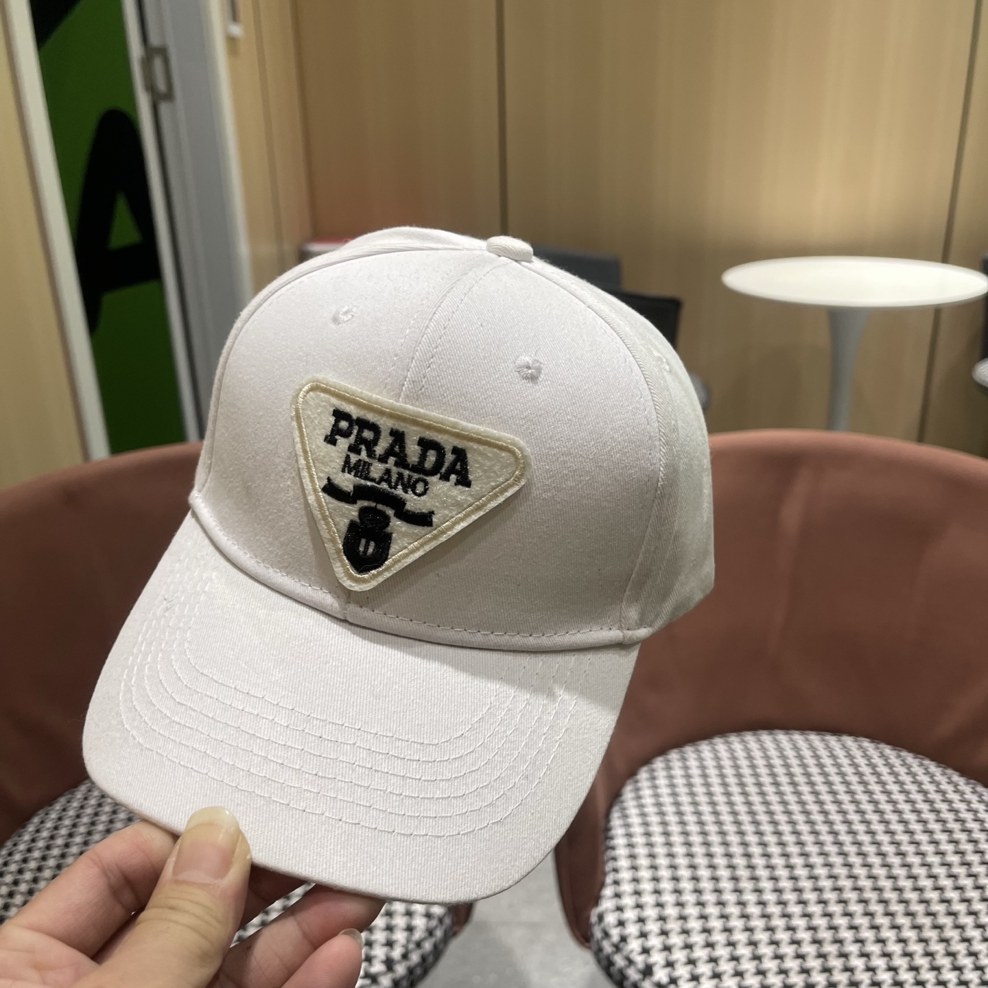 普拉达 Prada🆕新款个性棒球帽，简约纯色四季佩戴款男女同款
