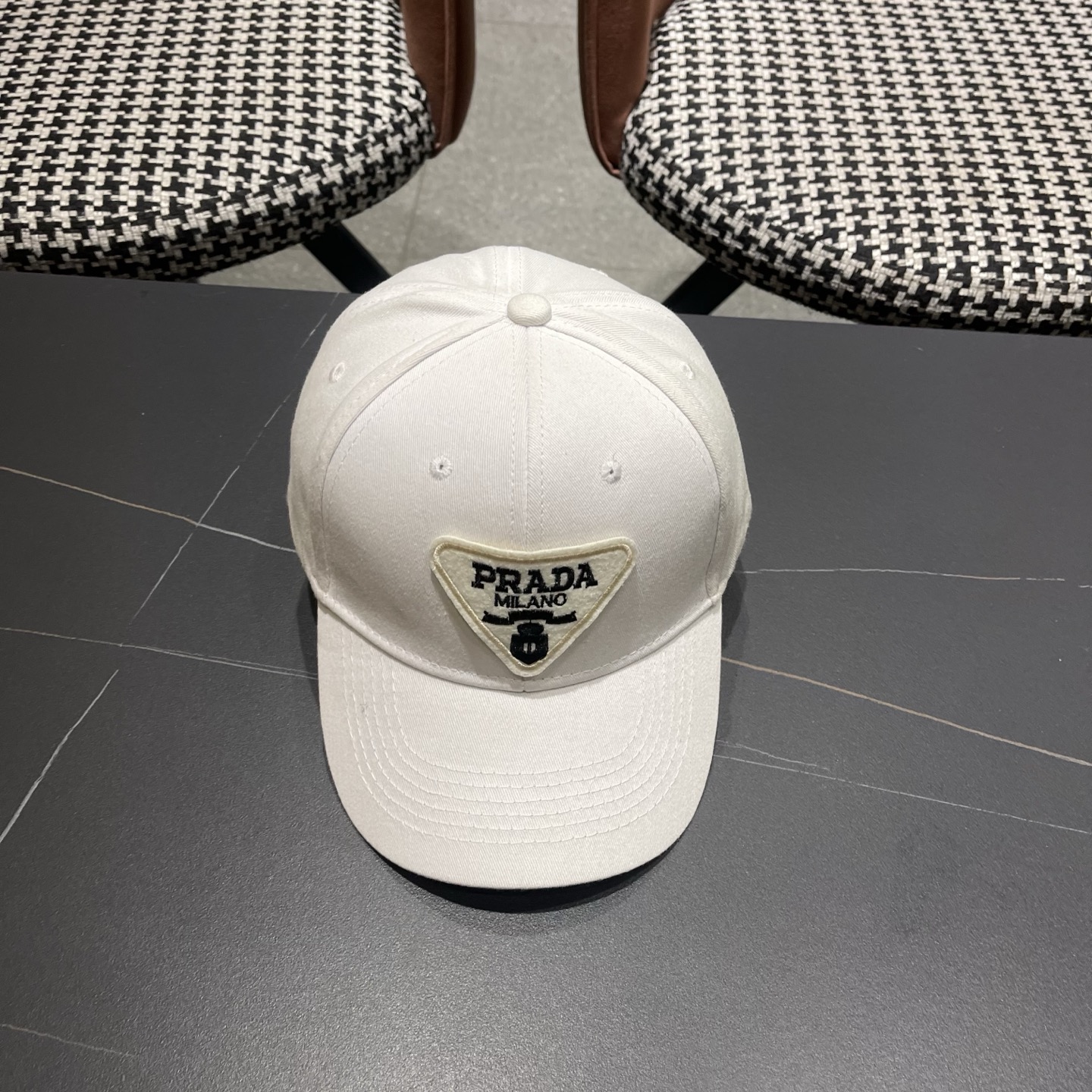 普拉达 Prada🆕新款个性棒球帽，简约纯色四季佩戴款男女同款