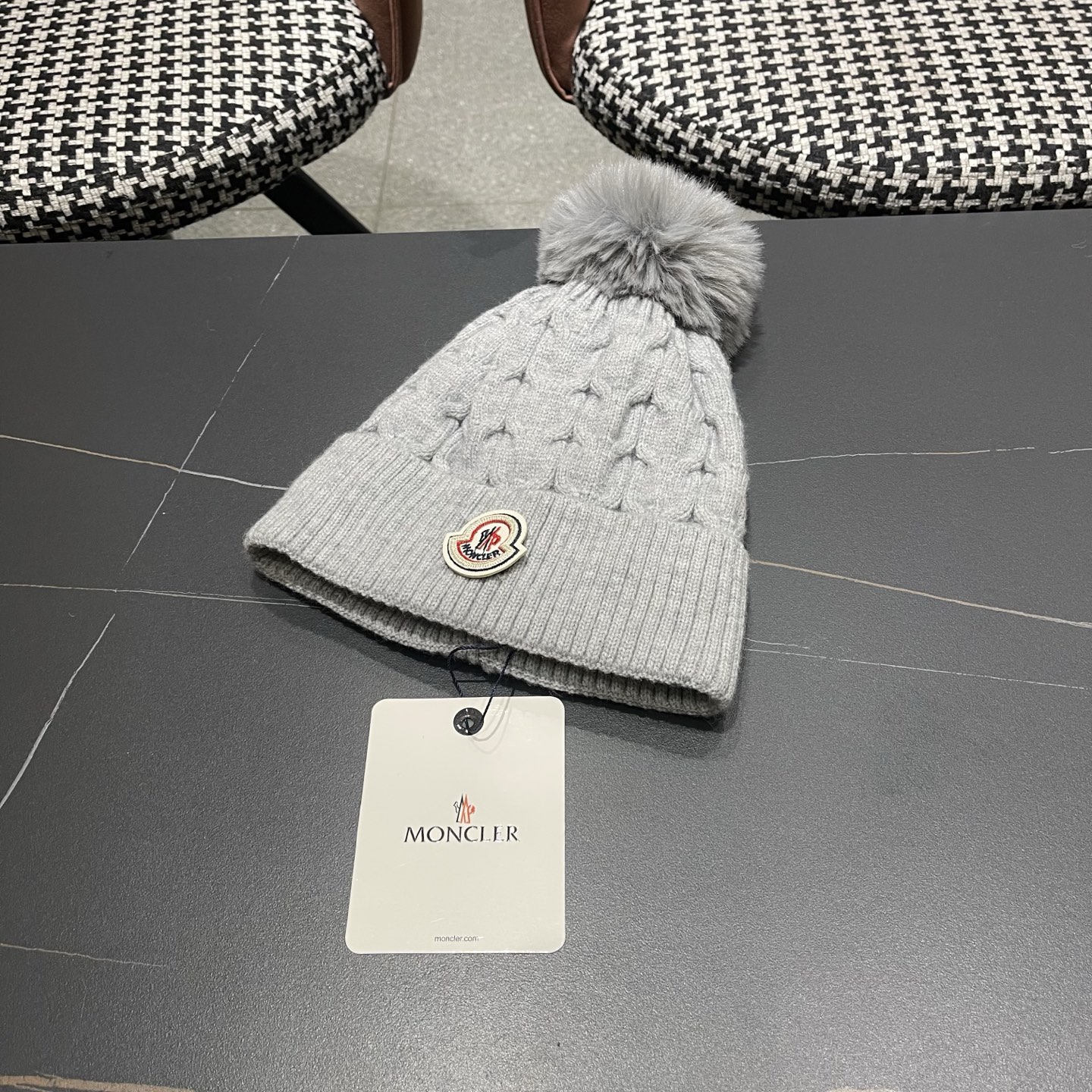 蒙口Moncler针织帽 非常柔软亲肤，弹性很好💓保暖的  羊绒毛线帽，均码有弹性~男女通用，任何头围都可以佩戴.