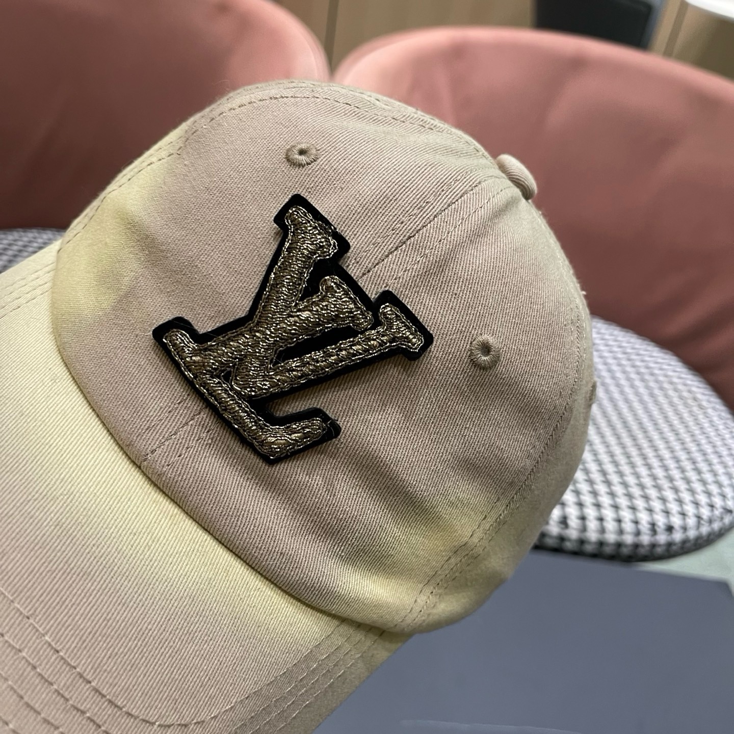 LV路易威登 新款棒球帽🧢火爆技术升级，更符合现在时尚小哥哥小姐姐的style，机场街拍超飒！