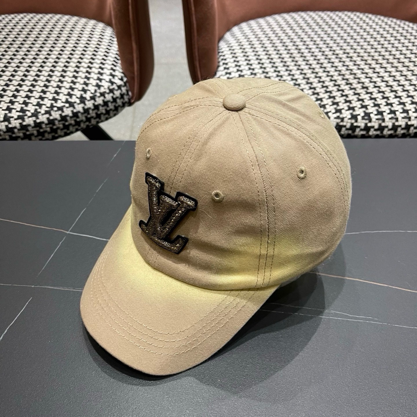 LV路易威登 新款棒球帽🧢火爆技术升级，更符合现在时尚小哥哥小姐姐的style，机场街拍超飒！