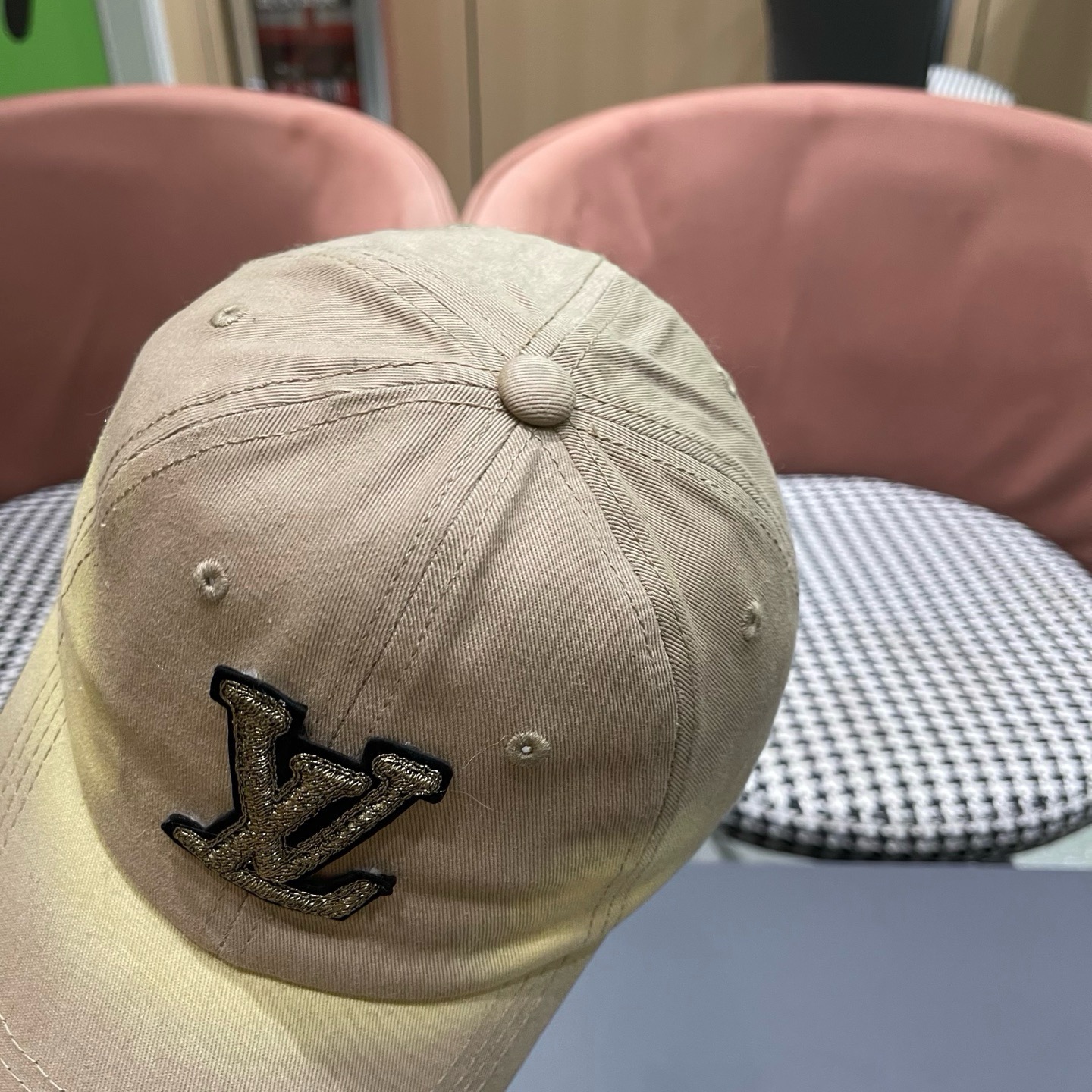 LV路易威登 新款棒球帽🧢火爆技术升级，更符合现在时尚小哥哥小姐姐的style，机场街拍超飒！