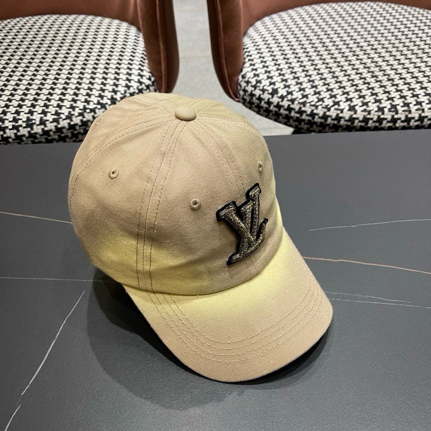 LV路易威登 新款棒球帽🧢火爆技术升级，更符合现在时尚小哥哥小姐姐的style，机场街拍超飒！