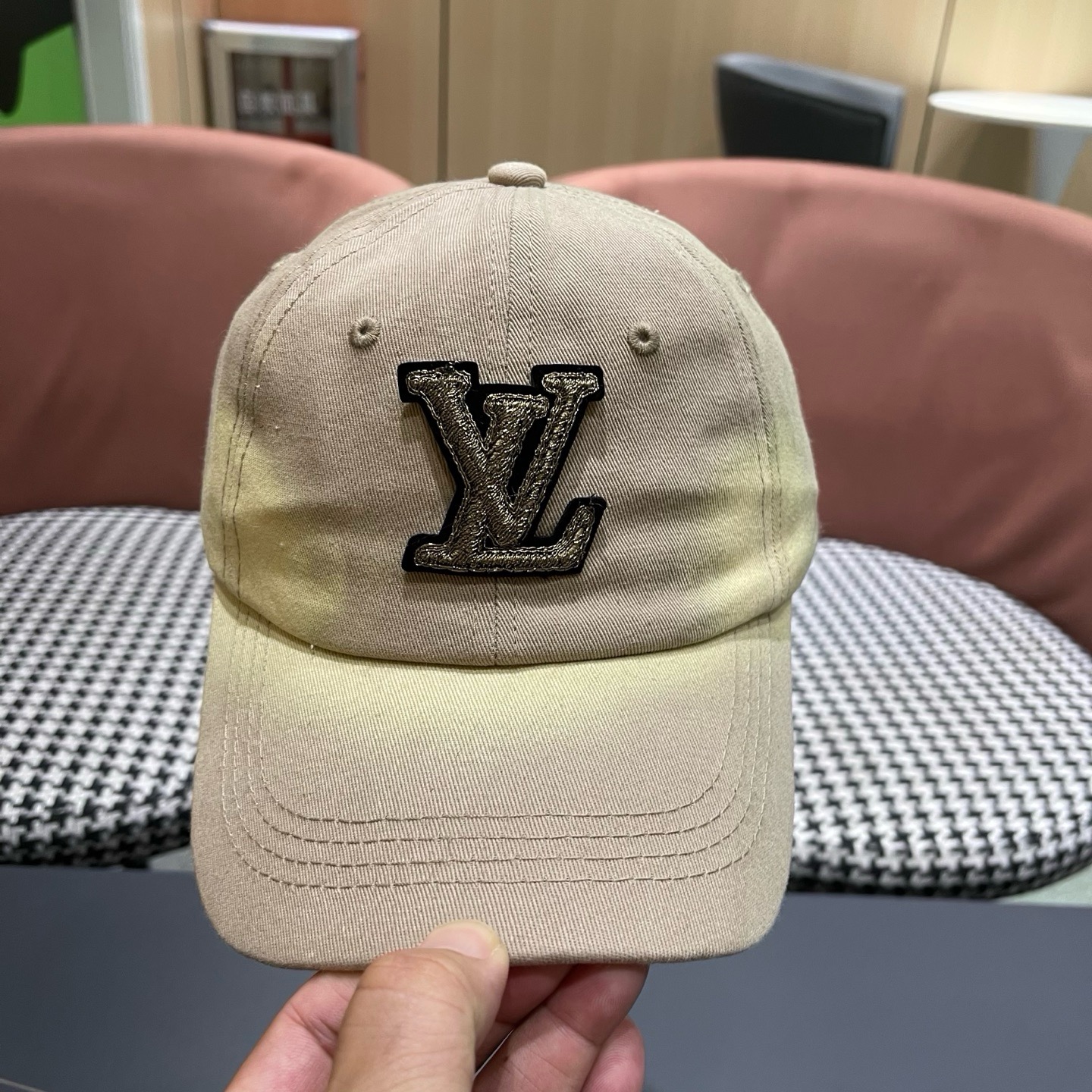 LV路易威登 新款棒球帽🧢火爆技术升级，更符合现在时尚小哥哥小姐姐的style，机场街拍超飒！