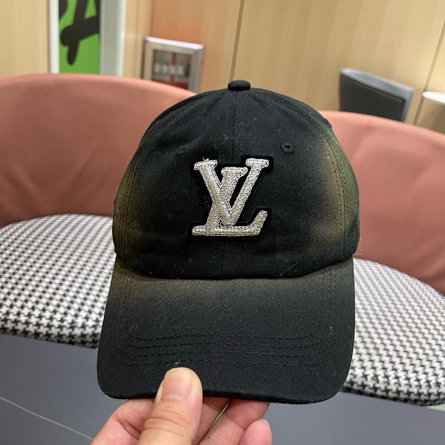LV路易威登 新款棒球帽🧢火爆技术升级，更符合现在时尚小哥哥小姐姐的style，机场街拍超飒！