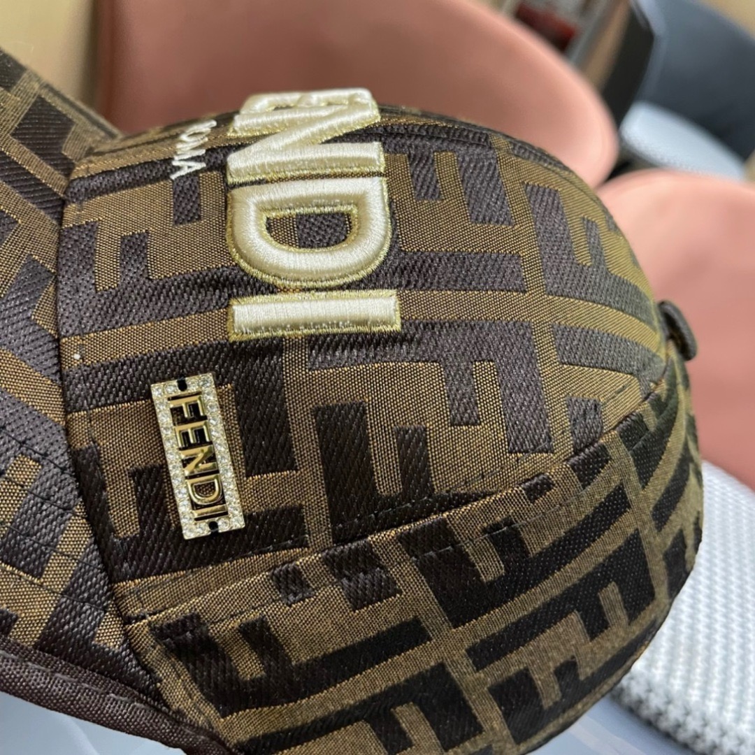 FENDI芬迪，新品棒球帽 代购版本！时尚潮流，高端做工！非一般的品质，细节看实拍哦