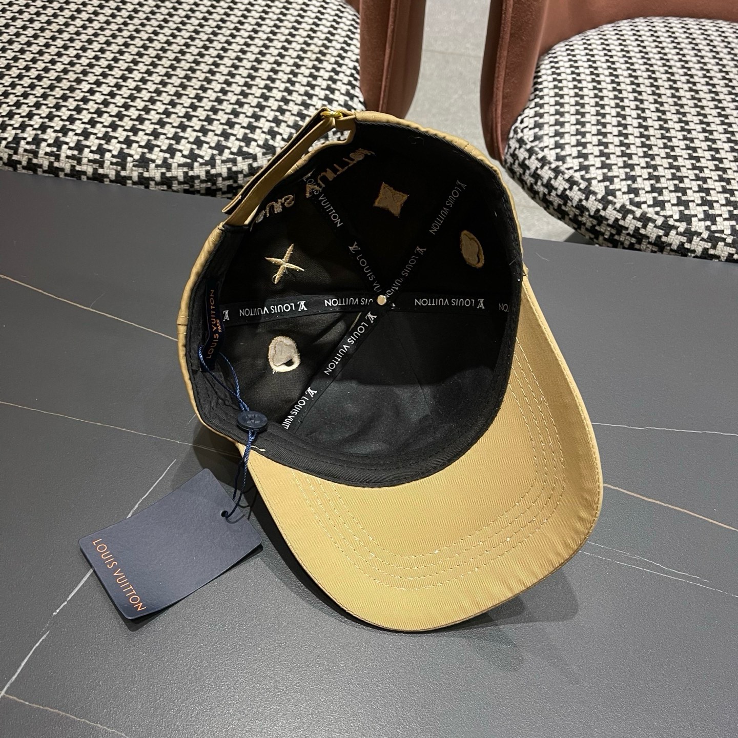 LV路易威登新款原单棒球帽，专柜1:1开模订制，原版帆布面料 轻盈透气！质量超赞，基础头围56，可调节。