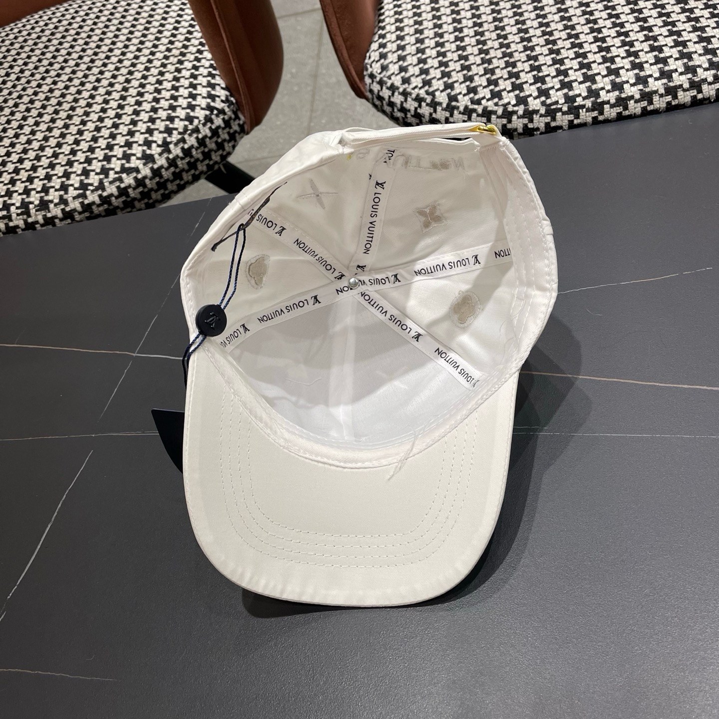 LV路易威登新款原单棒球帽，专柜1:1开模订制，原版帆布面料 轻盈透气！质量超赞，基础头围56，可调节。